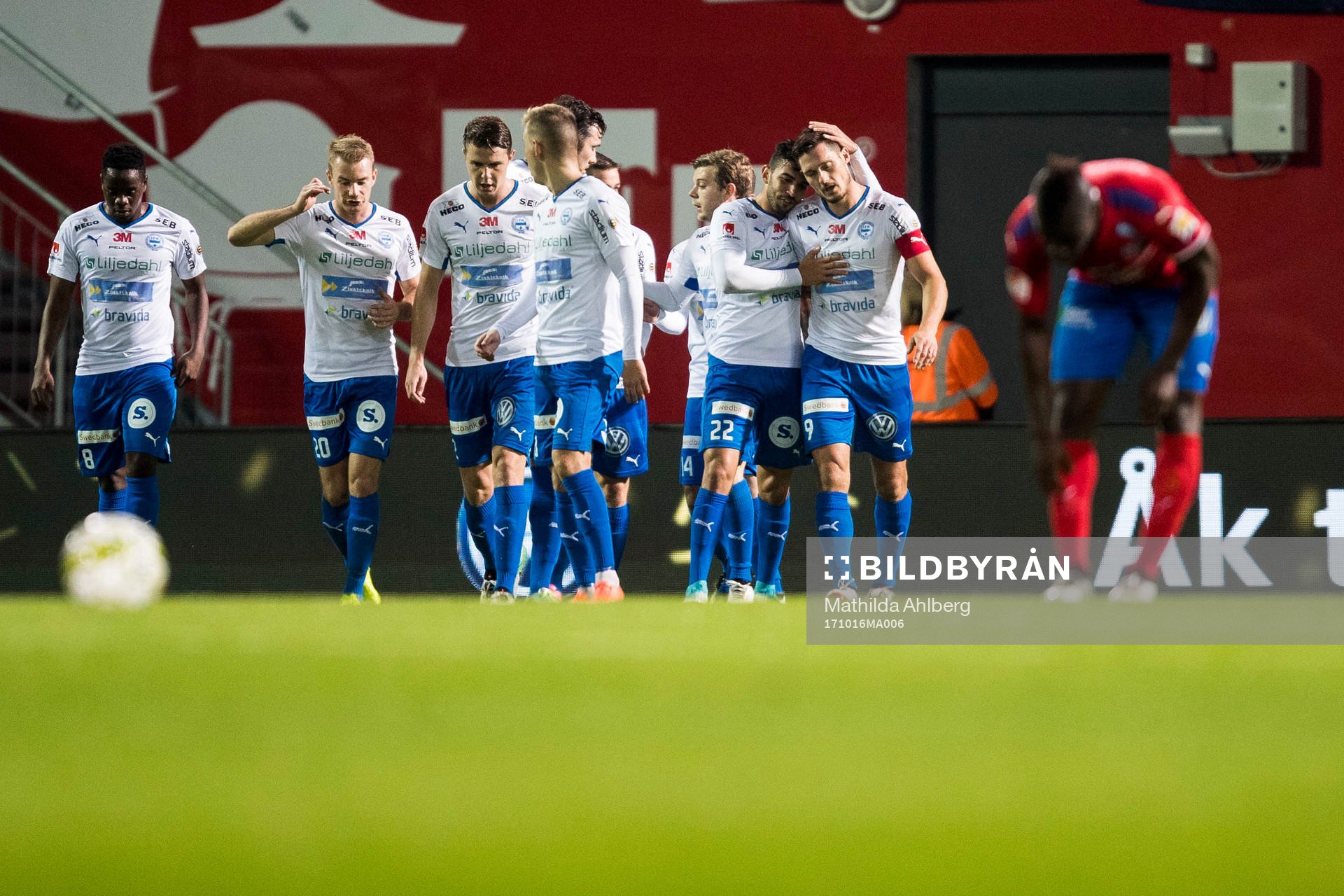 Värnamos jublar efter 1-1 under fotbollsmatchen i Superettan mellan Helsingborg och Värnamo den 16 oktober 2017 i Helsingborg.
