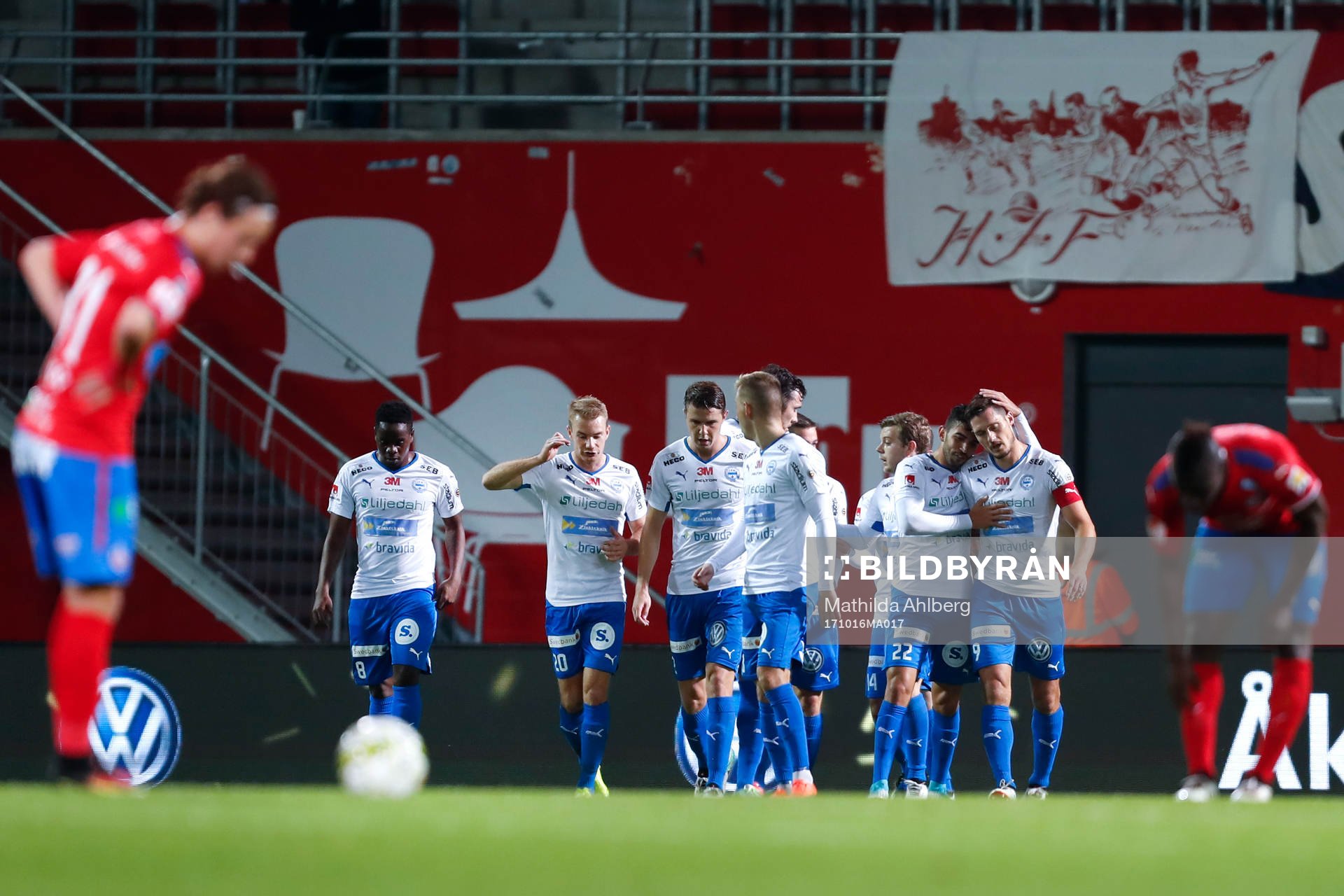 Värnamos spelare jublar efter att Pär Cederqvist gjort 1-1 under fotbollsmatchen i Superettan mellan Helsingborg och Värnamo den 16 oktober 2017 i Helsingborg.