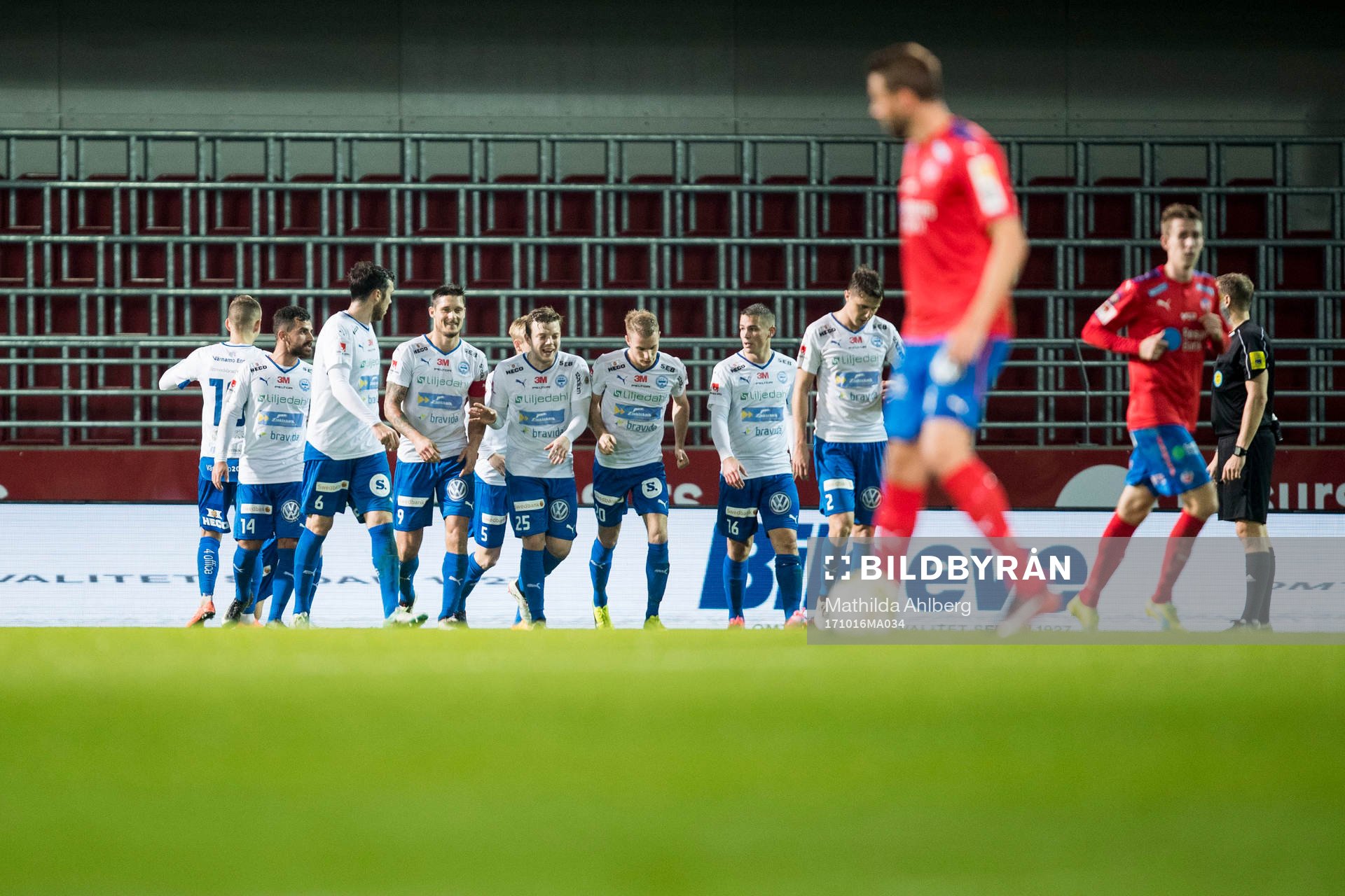 Värnamos spelare jublar samtidigt som Helsingborgs spelare
