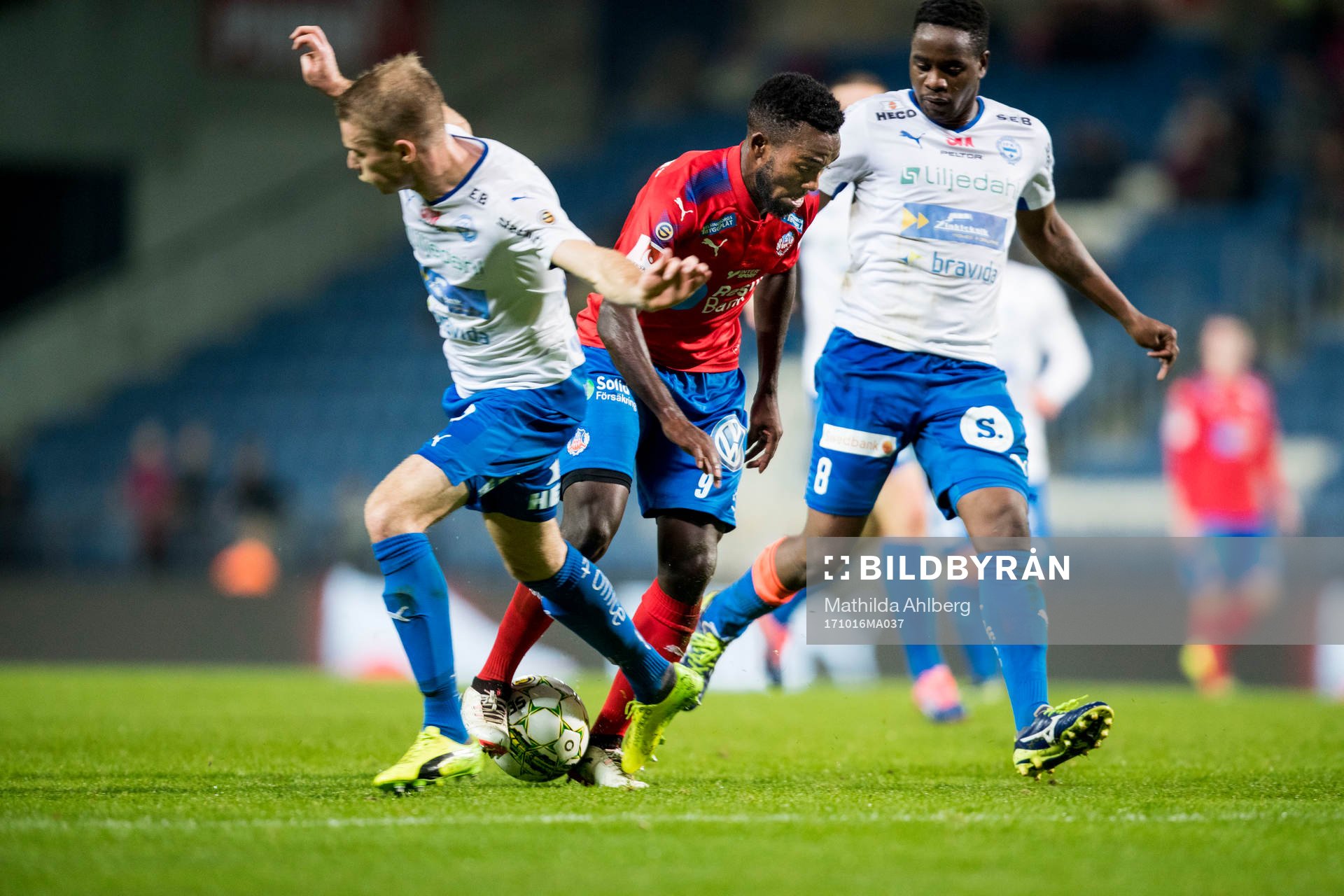 Helsingborgs Lumala Abdu  försöker ta sig förbi