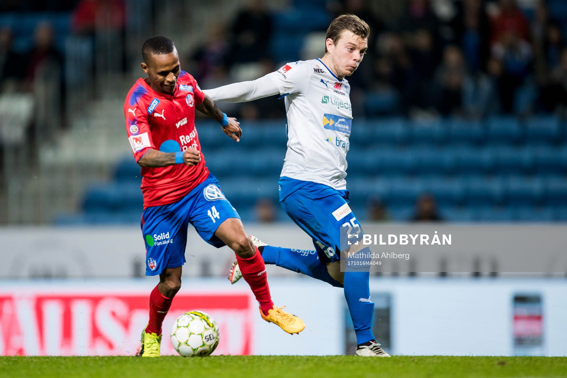 Helsingborgs Bradley Surprise Ralani och Värnamos Victor Nilsson under fotbollsmatchen i Superettan mellan Helsingborg och Värnamo den 16 oktober 2017 i Helsingborg.
