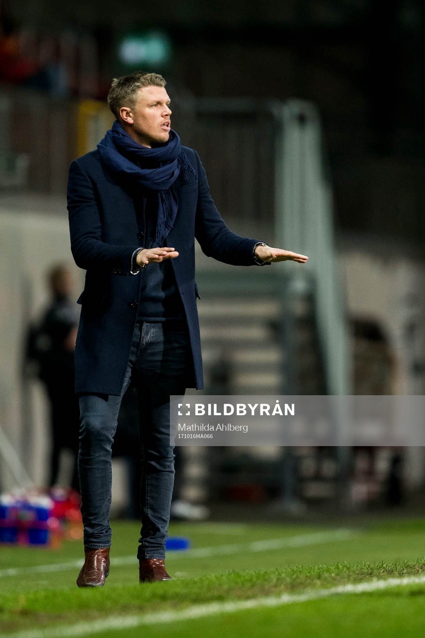 Värnamos tränare Christian Järdler under fotbollsmatchen i Superettan mellan Helsingborg och Värnamo den 16 oktober 2017 i Helsingborg.
