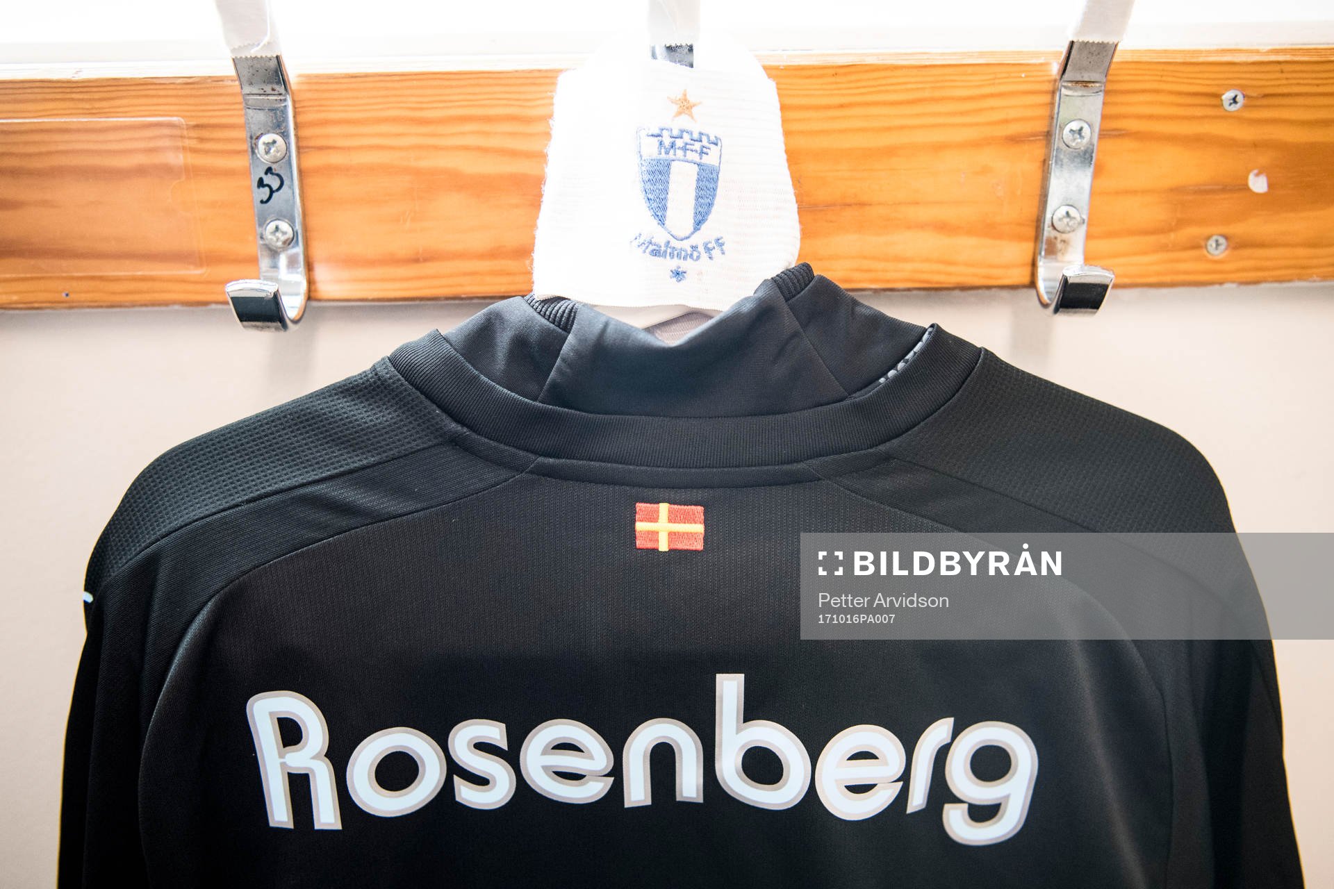 Malmö FFs Markus Rosenberg matchtröja hänger redo i