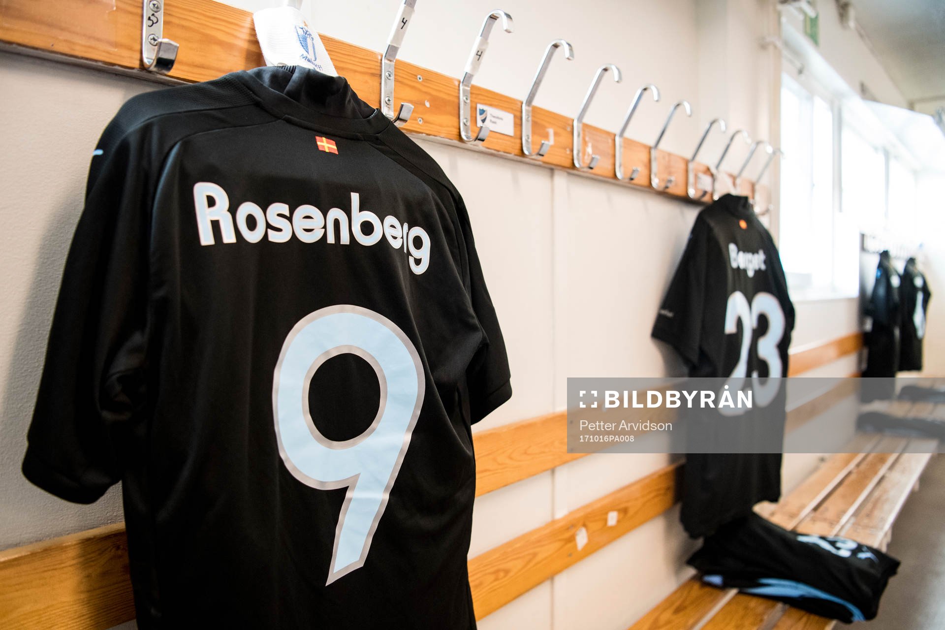 Malmö FFs Markus Rosenberg matchtröja hänger redo i