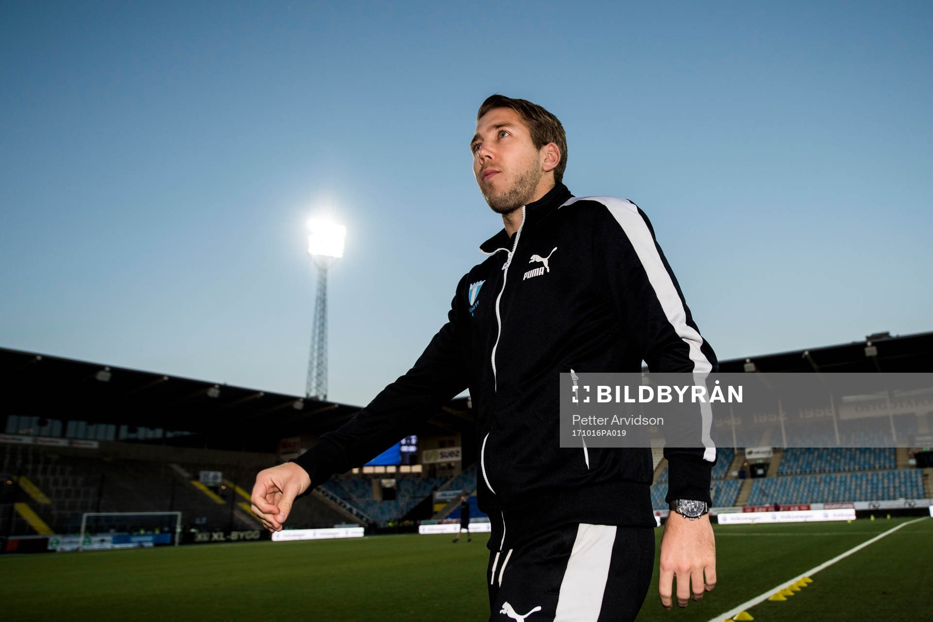 Malmö FFs Anton Tinnerholm är ute och känner på planen