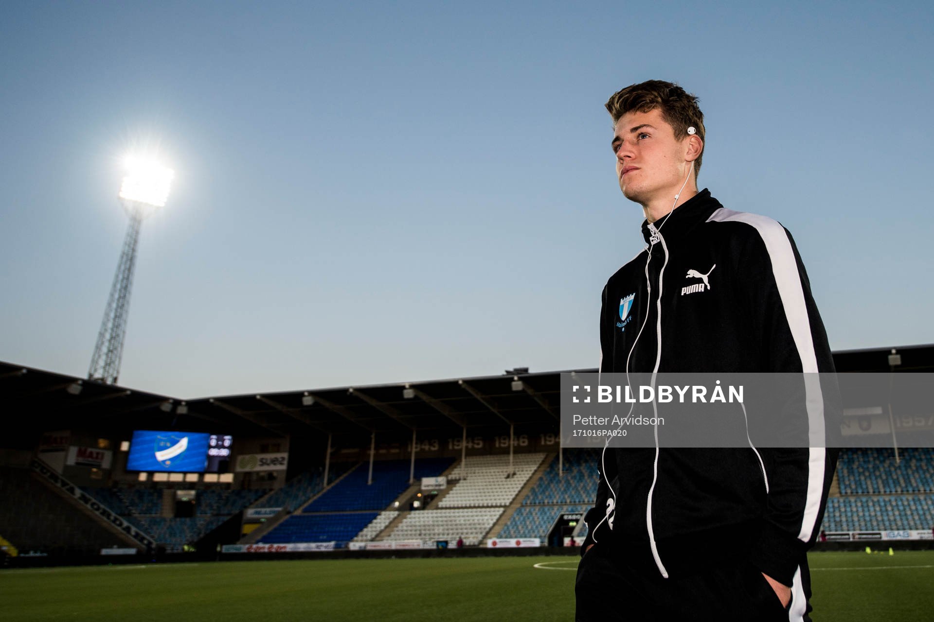 Malmö FFs Mattias Svanberg är ute och känner på planen