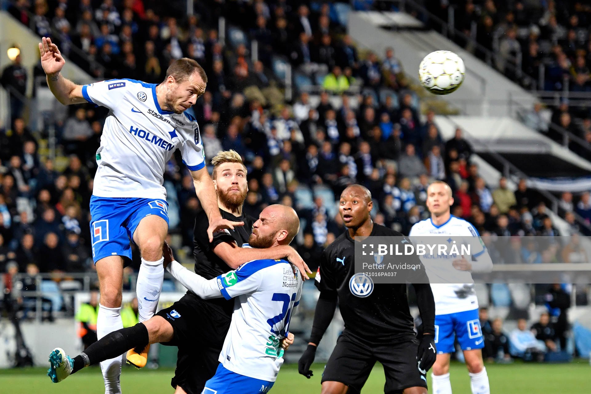 Norrköpings Jon Gudni Fjoluson nickar undan bollen