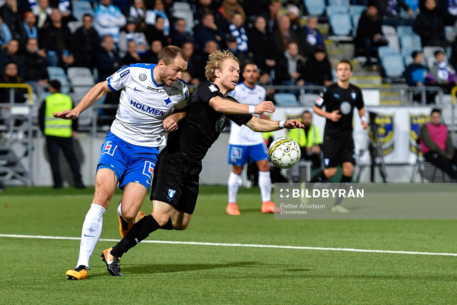Malmö FFs Oscar Lewicki tacklas