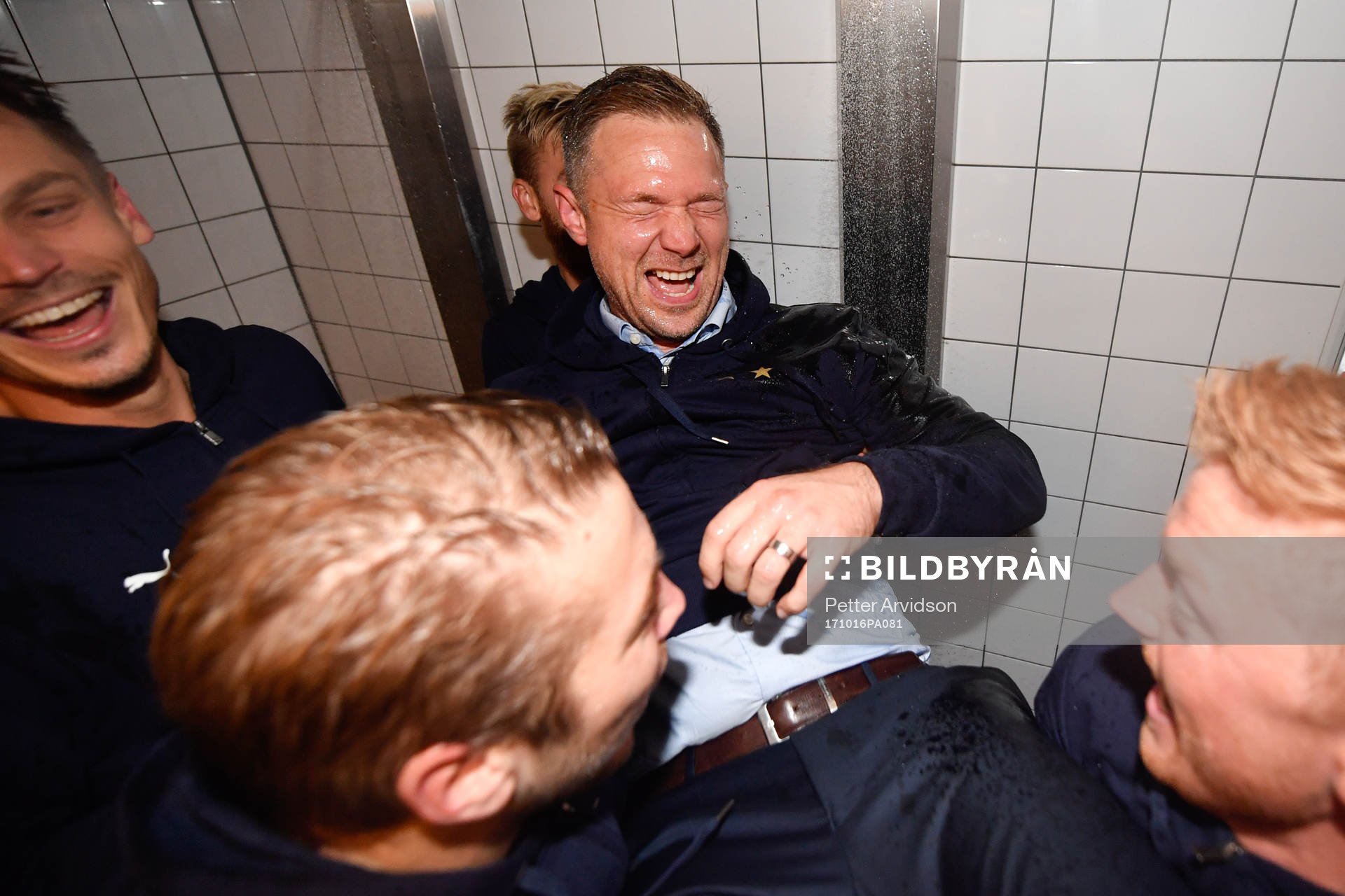 Malmö FFs tränare Magnus Pehrsson duschas av spelarna och