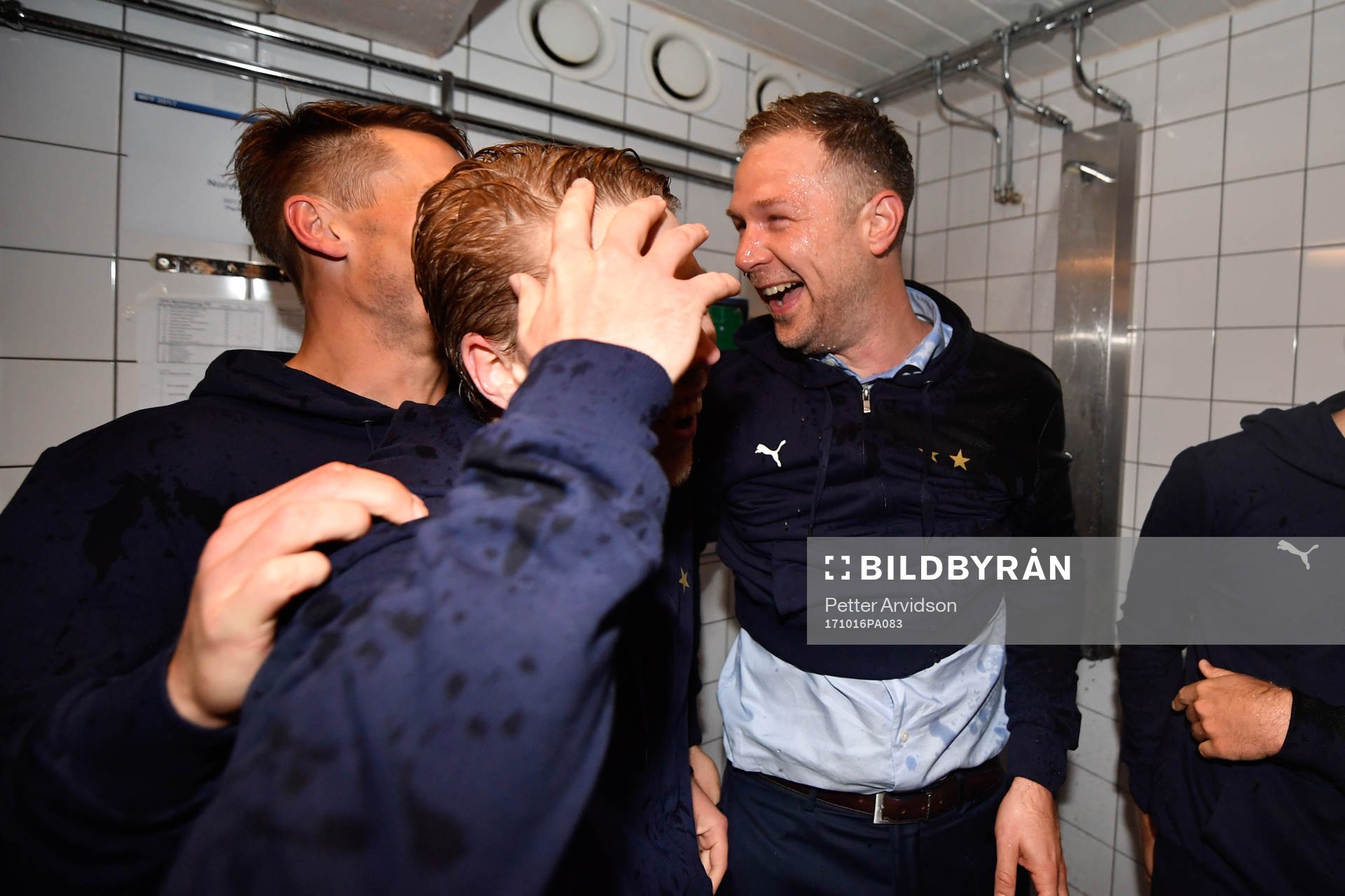 Malmö FFs tränare Magnus Pehrsson duschas av spelarna och jublar efter fotbollsmatchen i Allsvenskan mellan Norrköping och Malmö FF den 16 oktober 2017 i Norrköping.