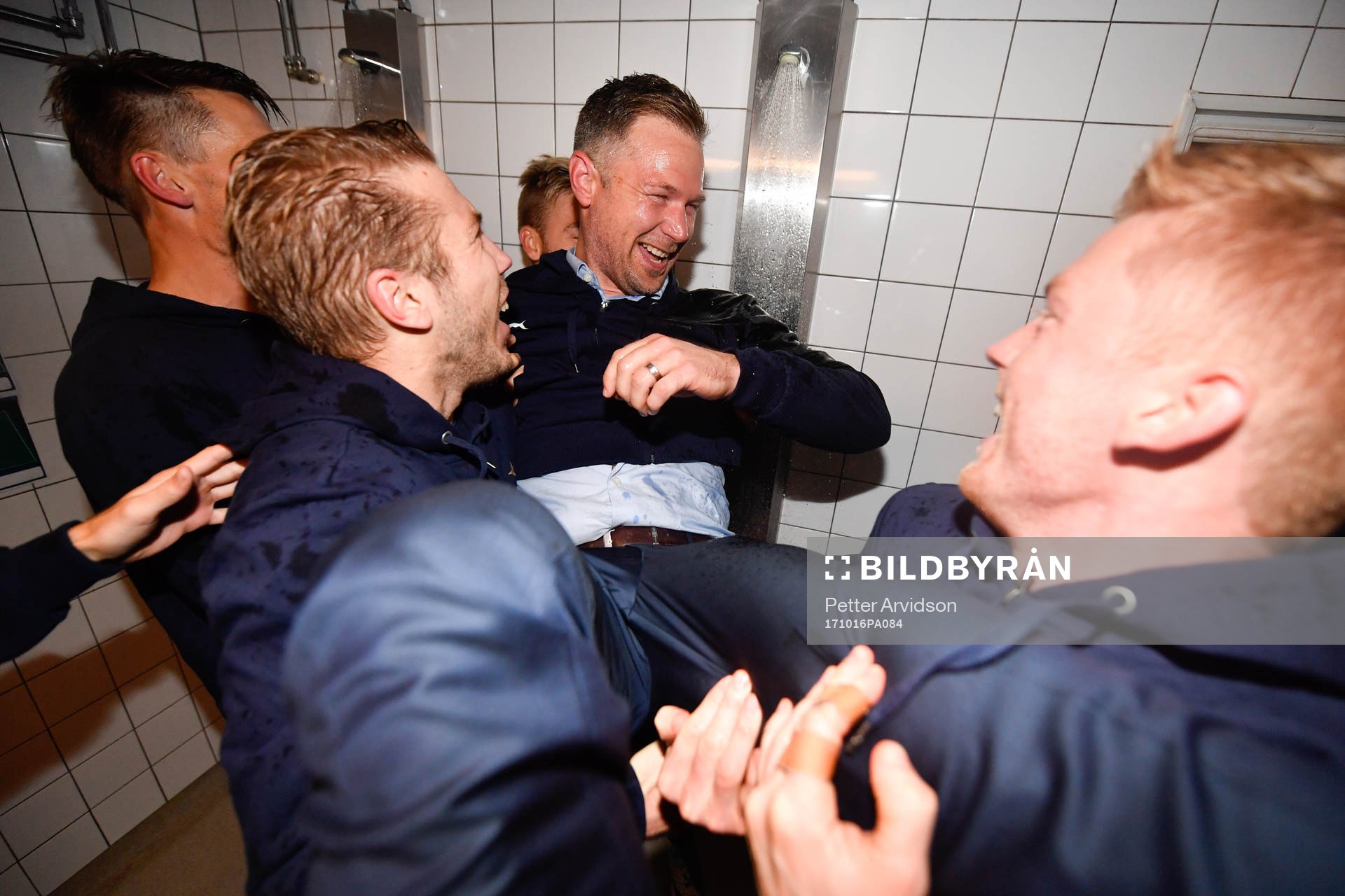Malmö FFs tränare Magnus Pehrsson duschas av spelarna och jublar efter fotbollsmatchen i Allsvenskan mellan Norrköping och Malmö FF den 16 oktober 2017 i Norrköping.