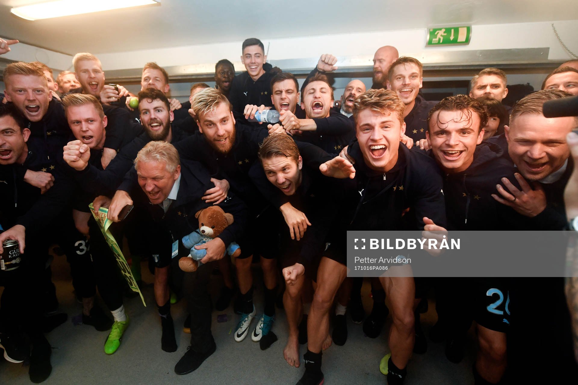Malmö FFs spelare och ledare jublar efter fotbollsmatchen i Allsvenskan mellan Norrköping och Malmö FF den 16 oktober 2017 i Norrköping.