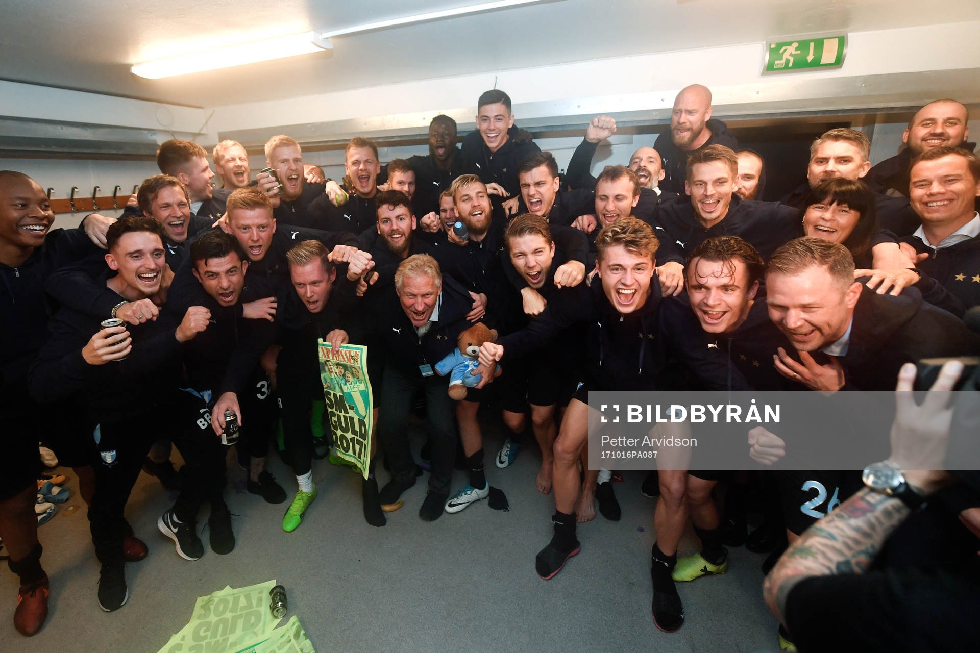 Malmö FFs spelare och ledare jublar