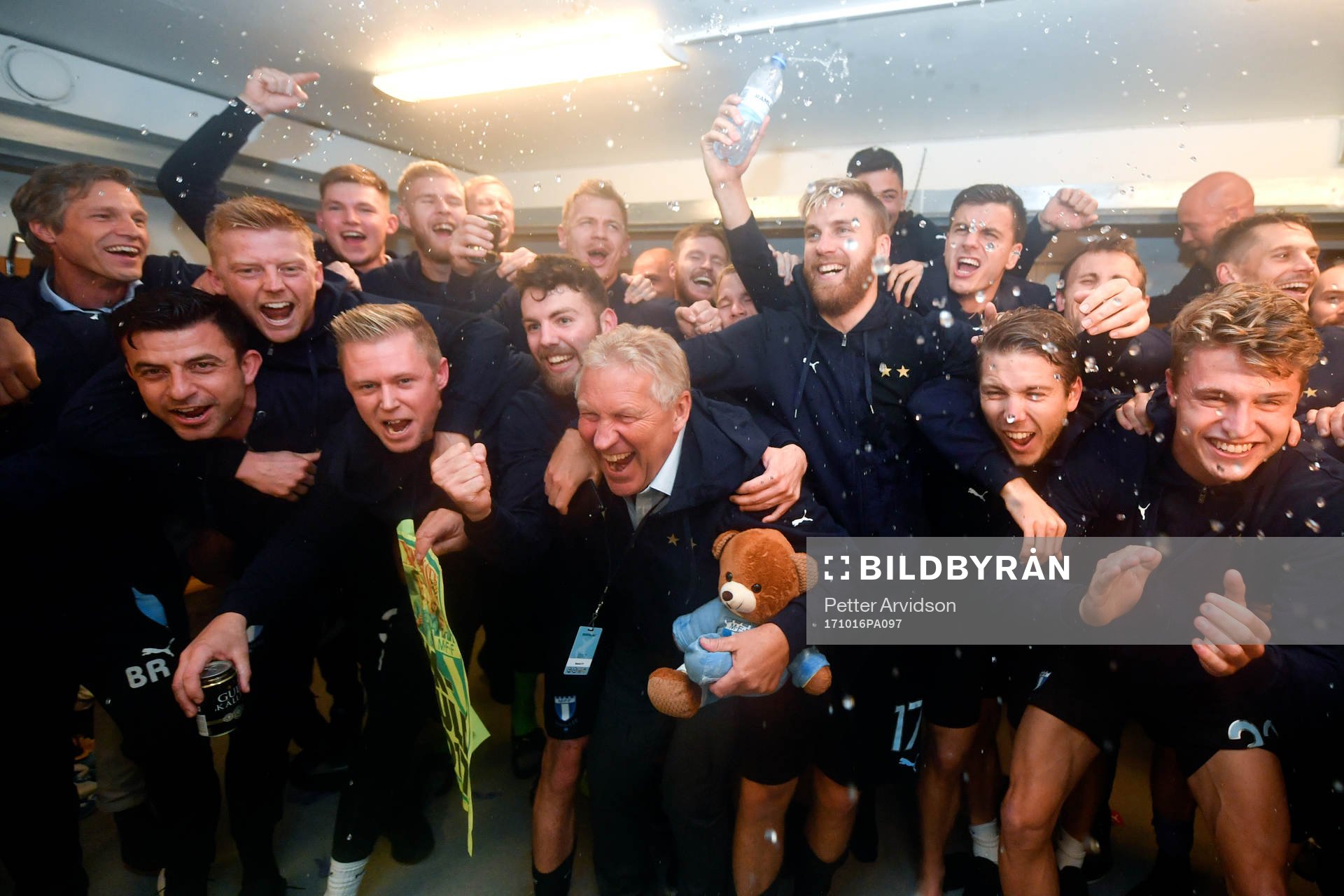 Malmö FFs spelare och ledare jublar