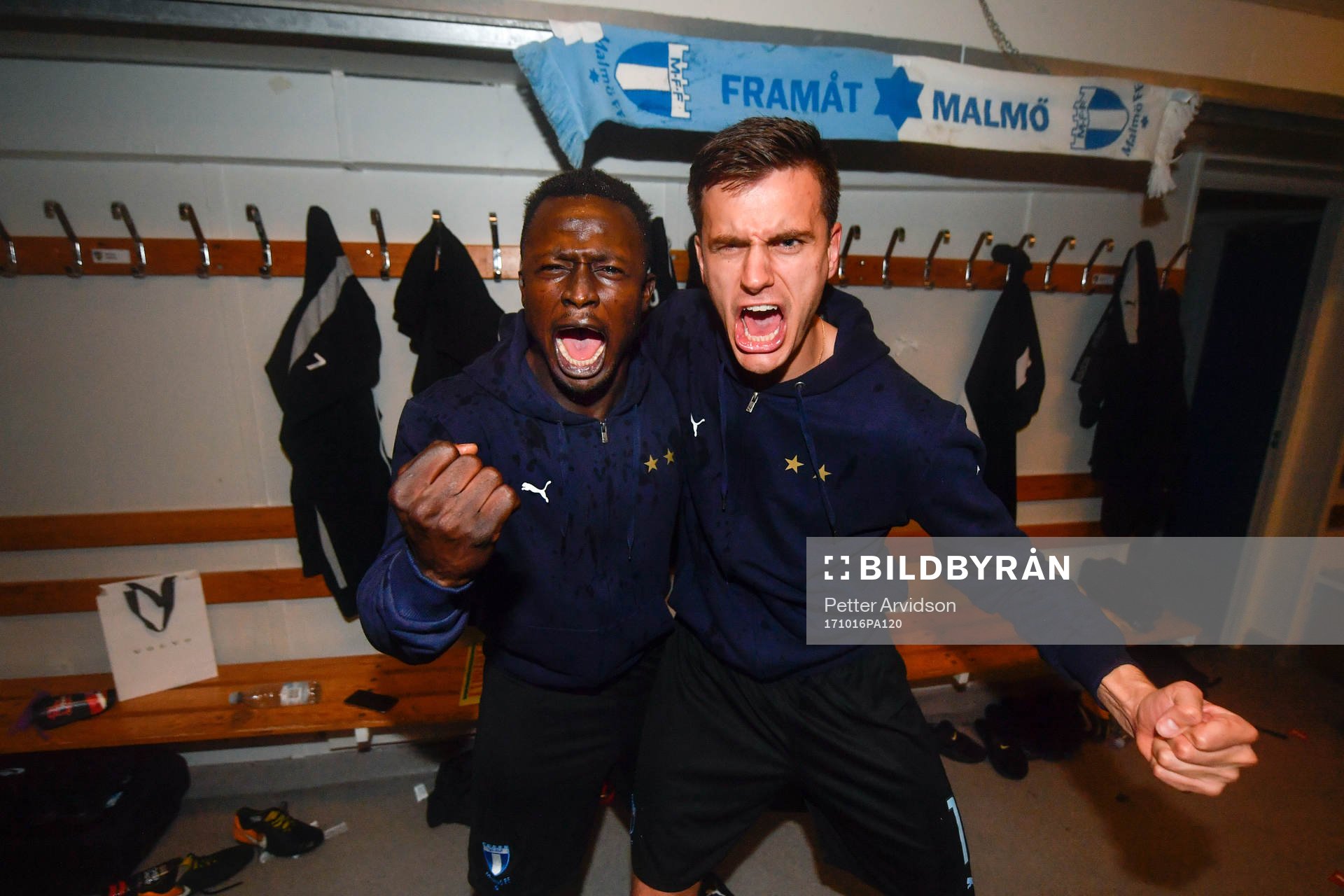 Malmö FFs Bonke Innocent och Alexander Jeremejeff jublar