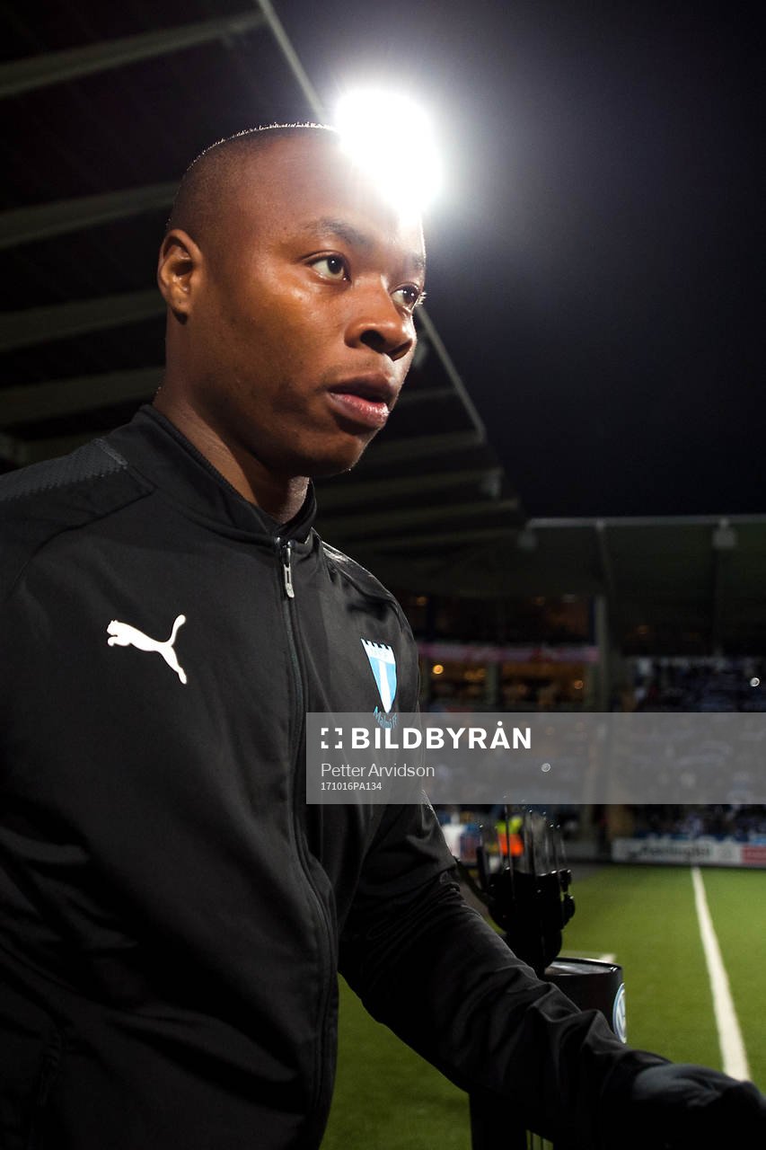 Malmö FFs Carlos Strandberg går in på planen innan