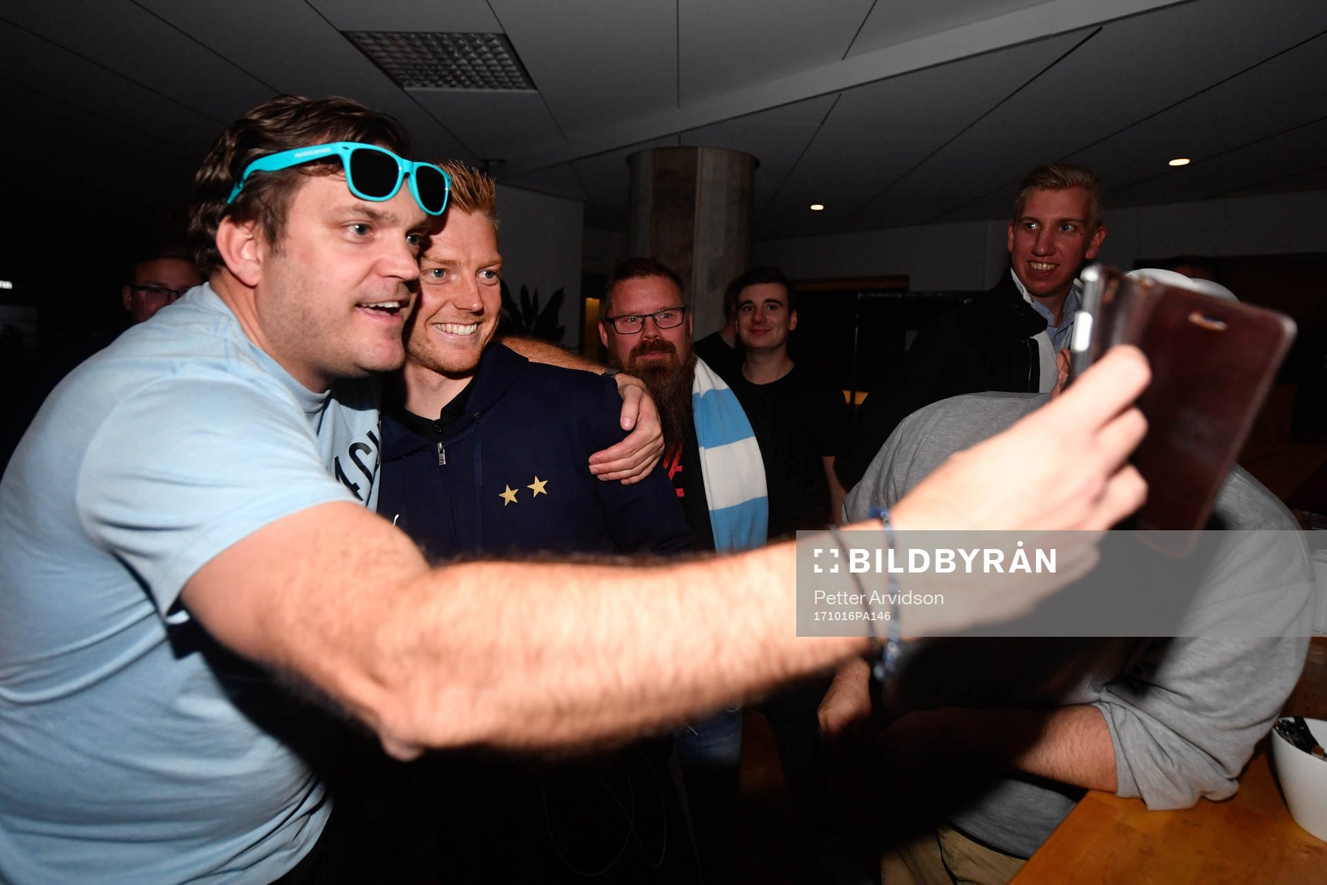 Malmö FFs Anders Christiansen tar bilder med supportrar