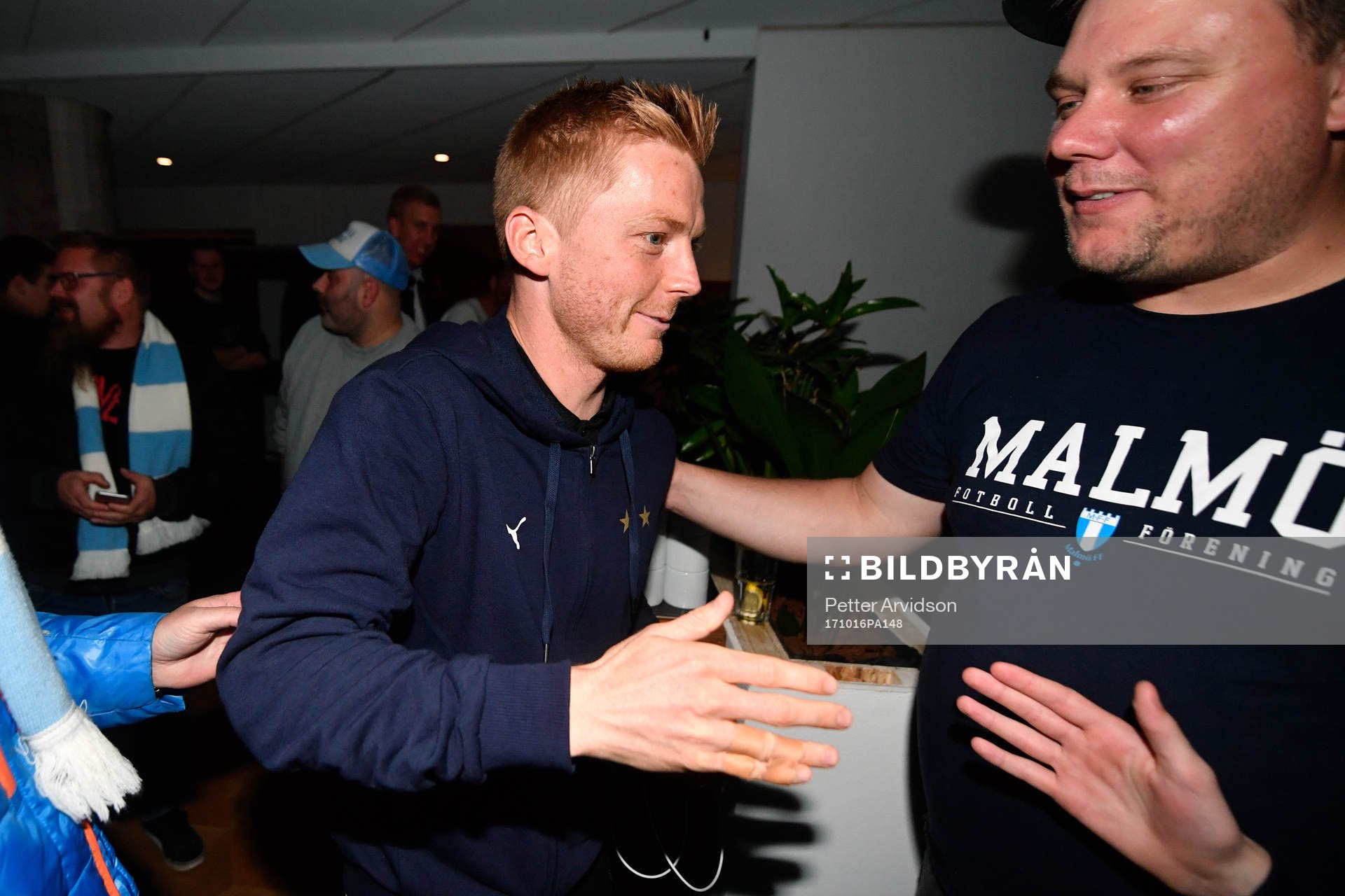 Malmö FFs Anders Christiansen med supportrar på