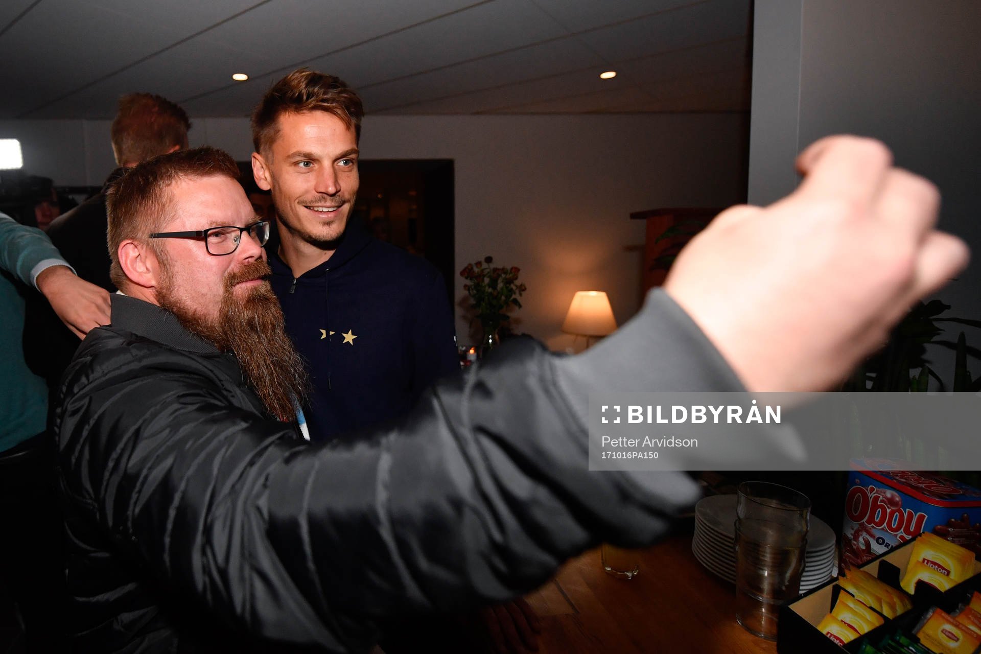 Malmö FFs Markus Rosenberg med supportrar på segerfesten