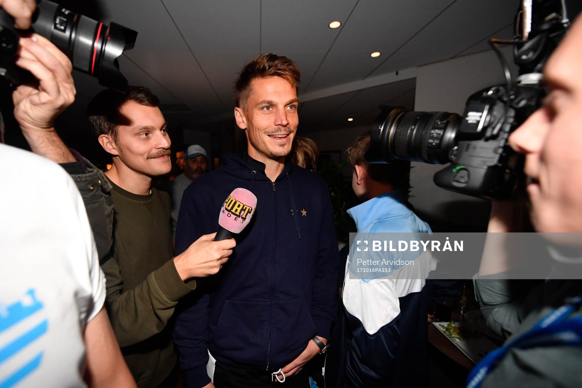 Malmö FFs Markus Rosenberg blir intervjuad på segerfesten