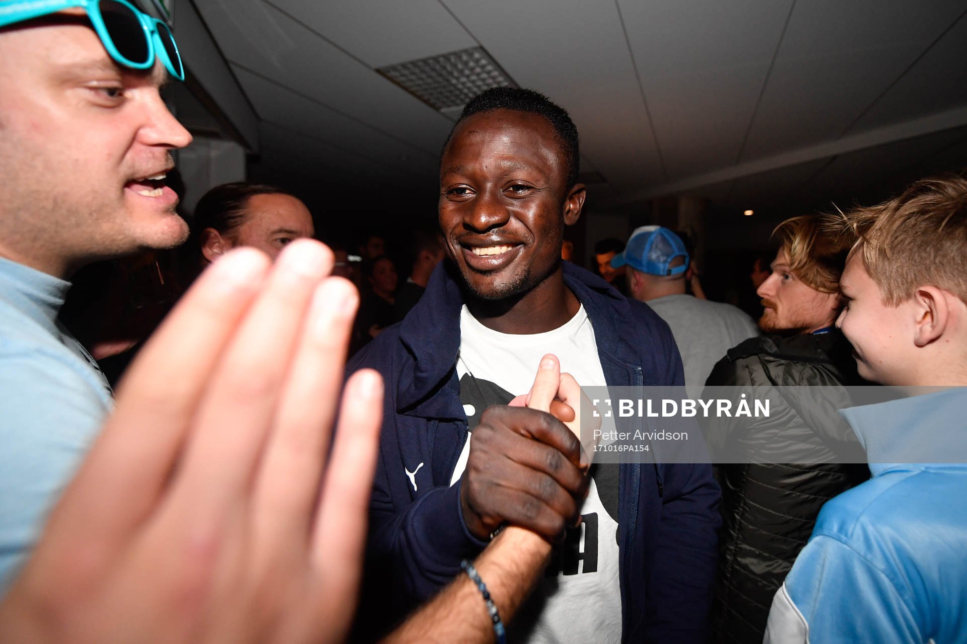 Malmö FFs Bonke Innocent med supportrar på segerfesten