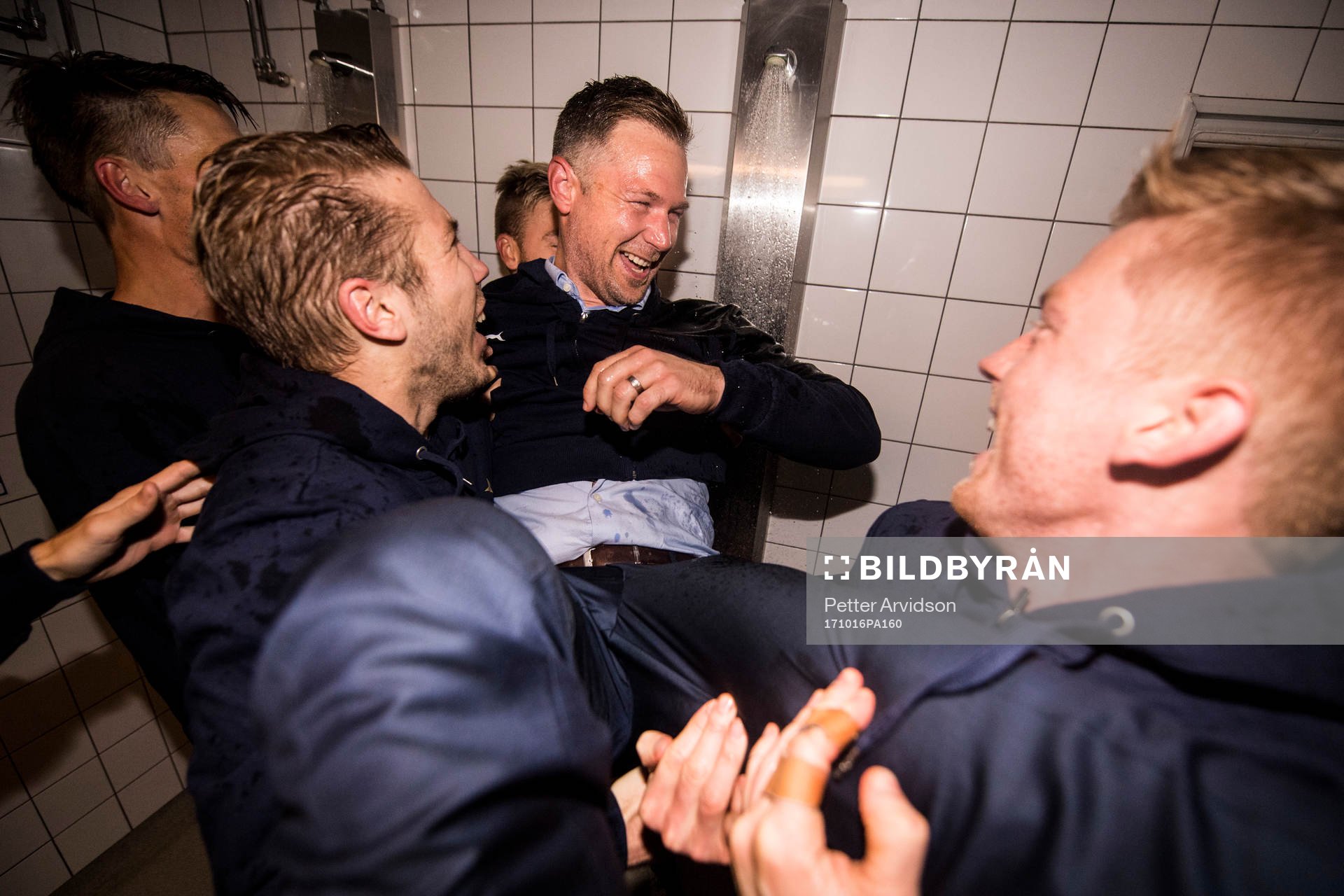 Malmö FFs Anton Tinnerholm och Anders Christiansen duschar tränare Magnus Pehrsson i omklädningsrummet efter att SM-guldet är säkrat efter fotbollsmatchen i Allsvenskan mellan Norrköping och Malmö FF den 16 oktober 2017 i Norrköping.