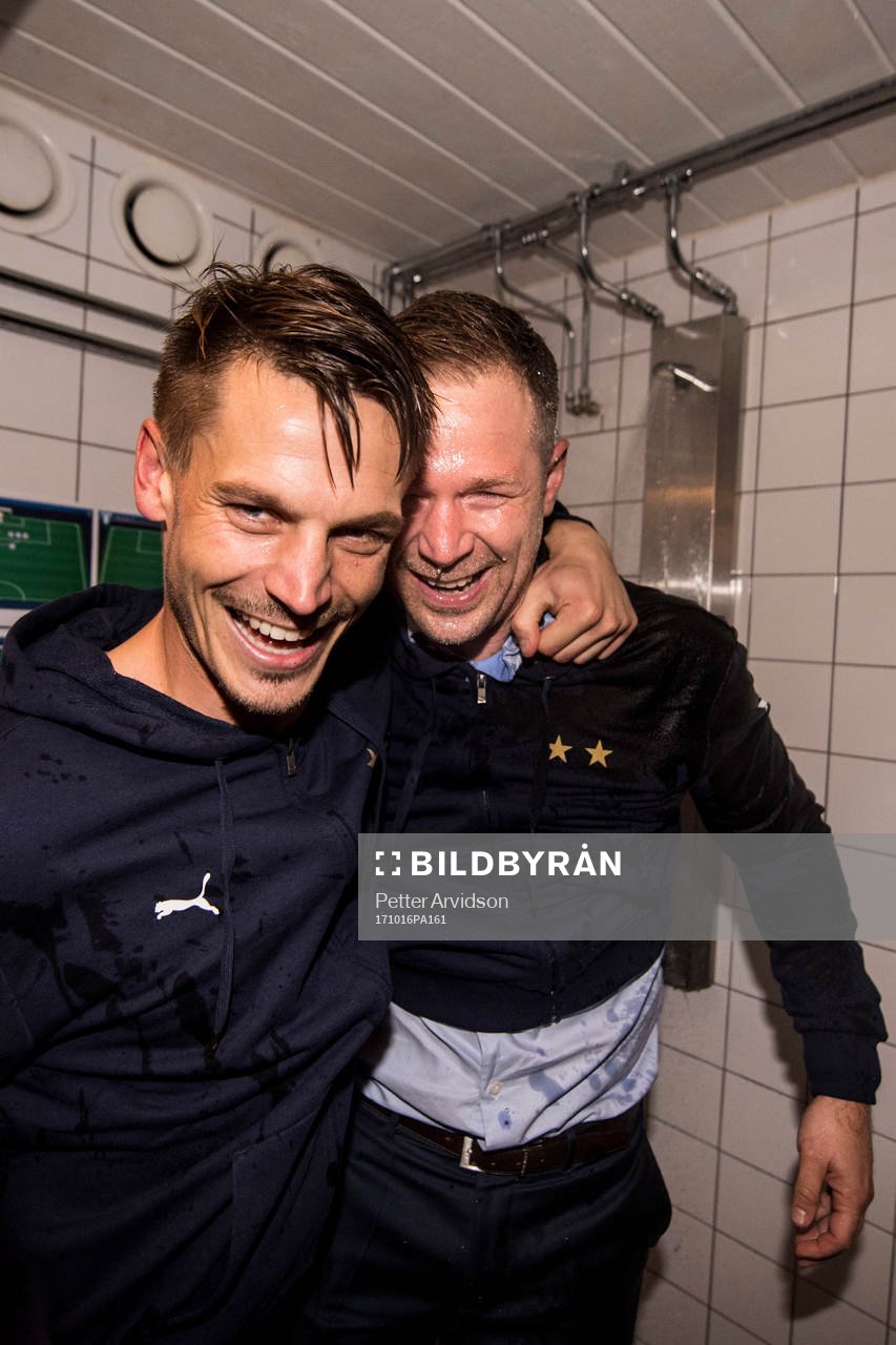 Malmö FFs Markus Rosenberg och tränare Magnus Pehrsson jublar i omklädningsrummet efter att SM-guldet är säkrat efter fotbollsmatchen i Allsvenskan mellan Norrköping och Malmö FF den 16 oktober 2017 i Norrköping.