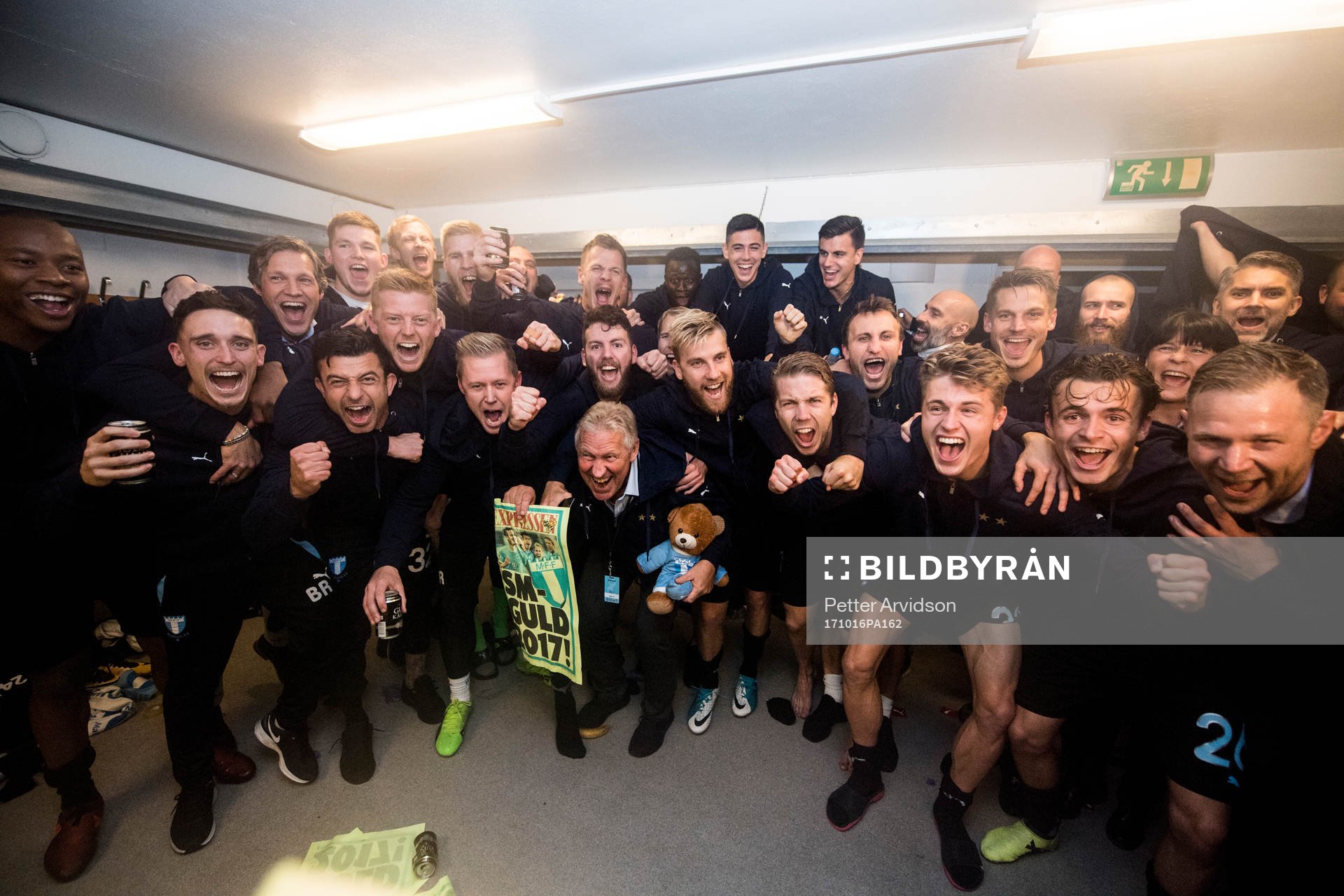 Malmö FFs spelare och ledare jublar i omklädningsrummet