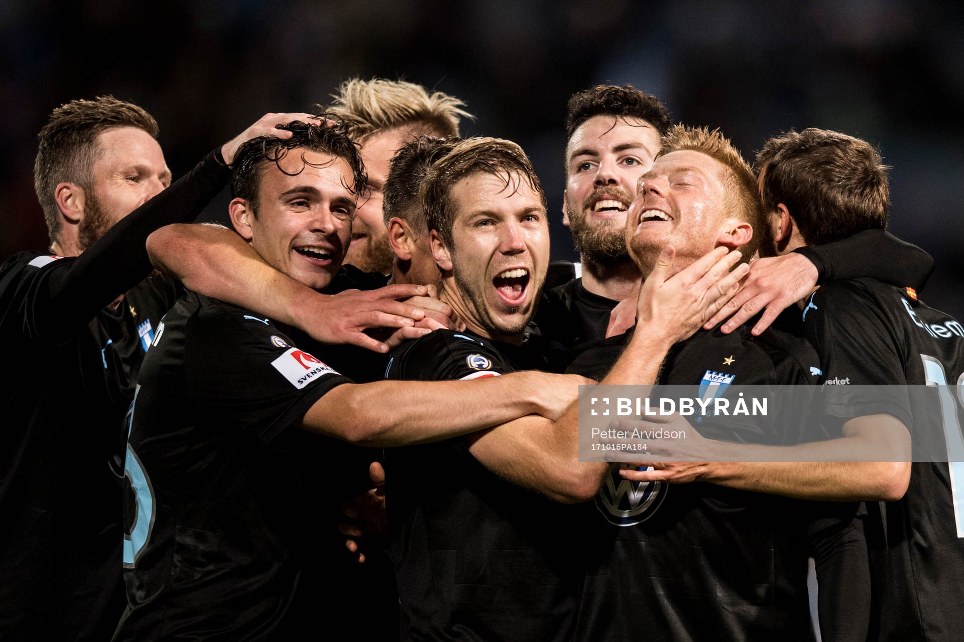 Malmö FFs Andreas Vindheim, Anton Tinnerholm och Erdal Rakip jublar med Anders Christiansen efter hans 3-1 mål under fotbollsmatchen i Allsvenskan mellan Norrköping och Malmö FF den 16 oktober 2017 i Norrköping.