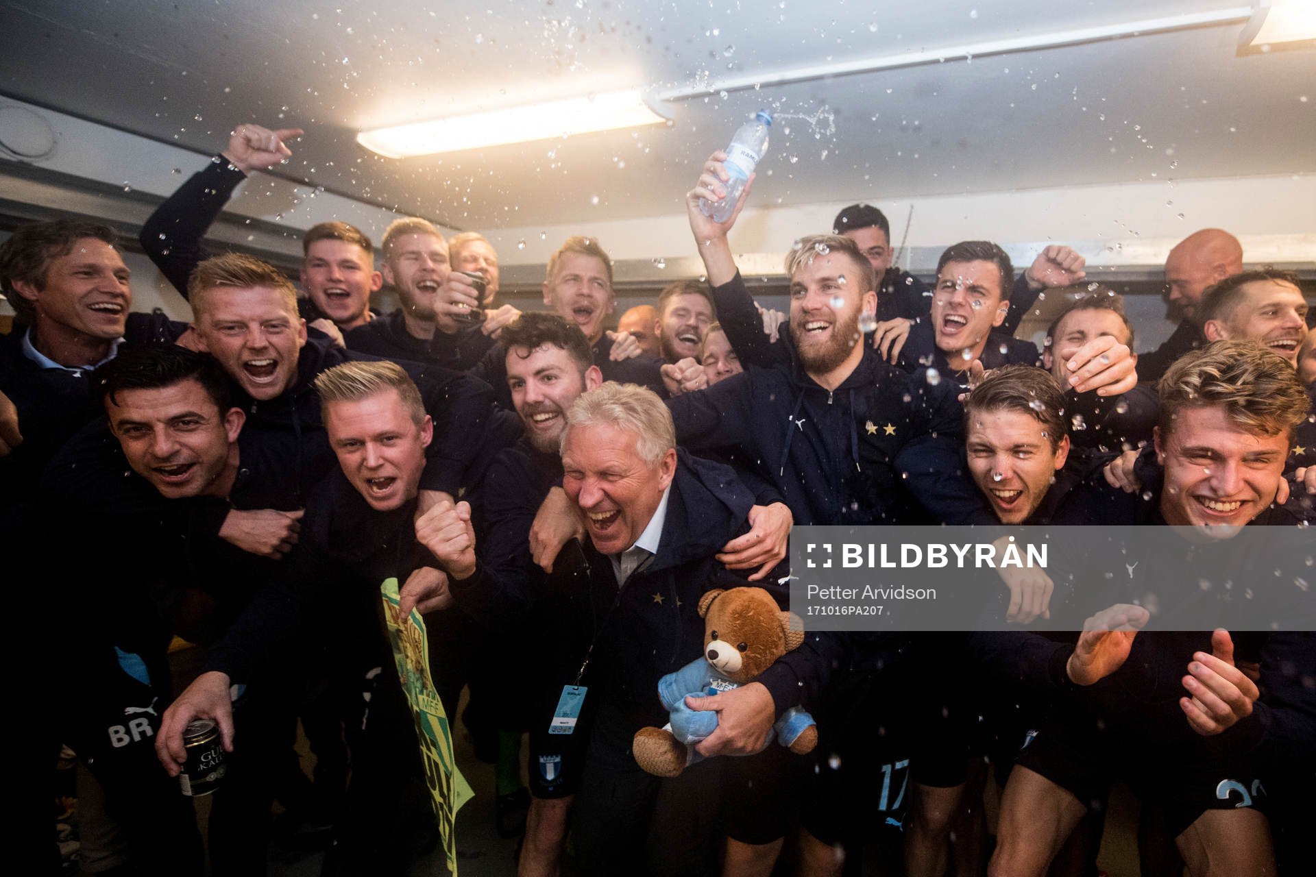 Malmö FFs spelare och ledare jublar i omklädningsrummet