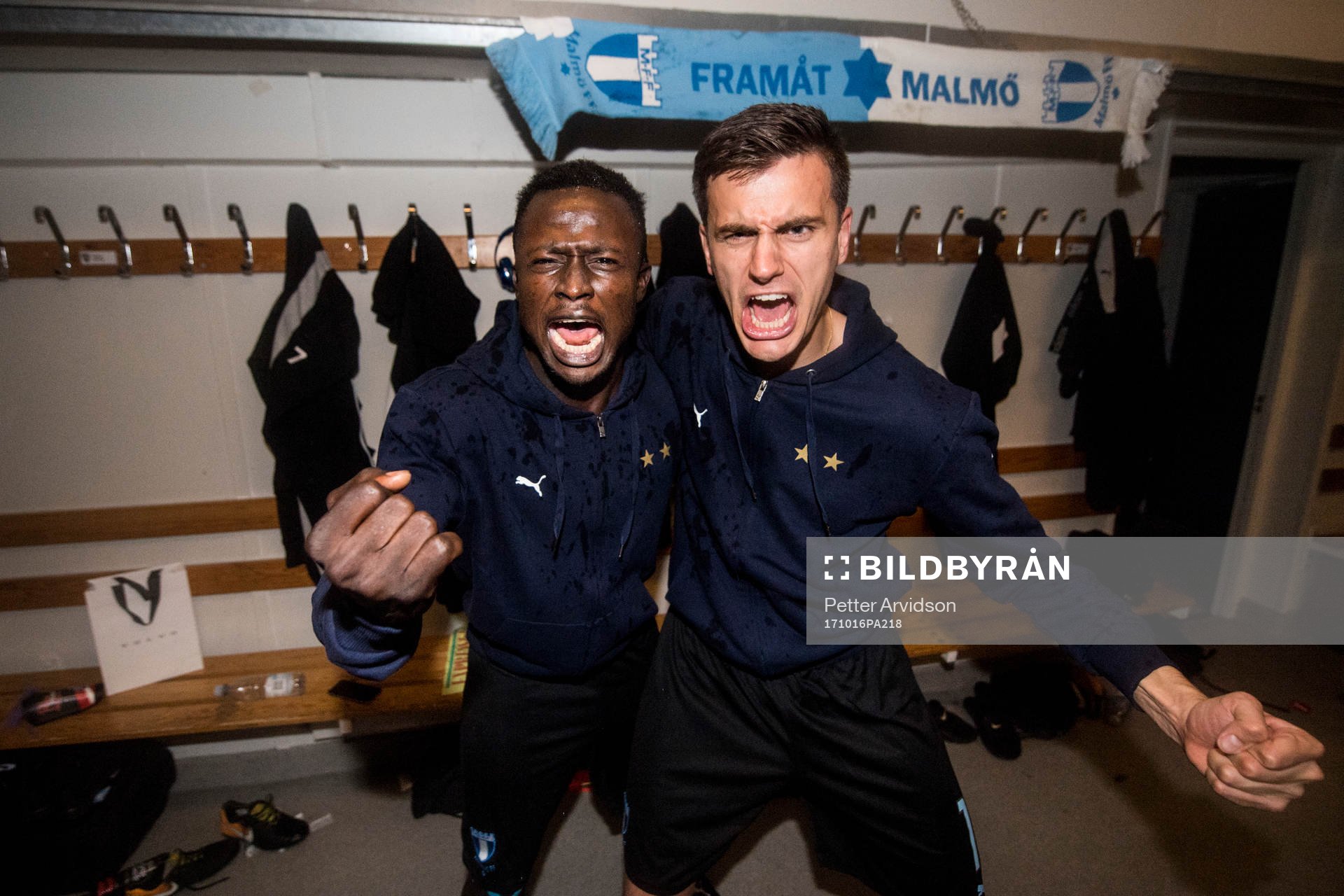 Malmö FFs Bonke Innocent och Alexander Jeremejeff jublar i