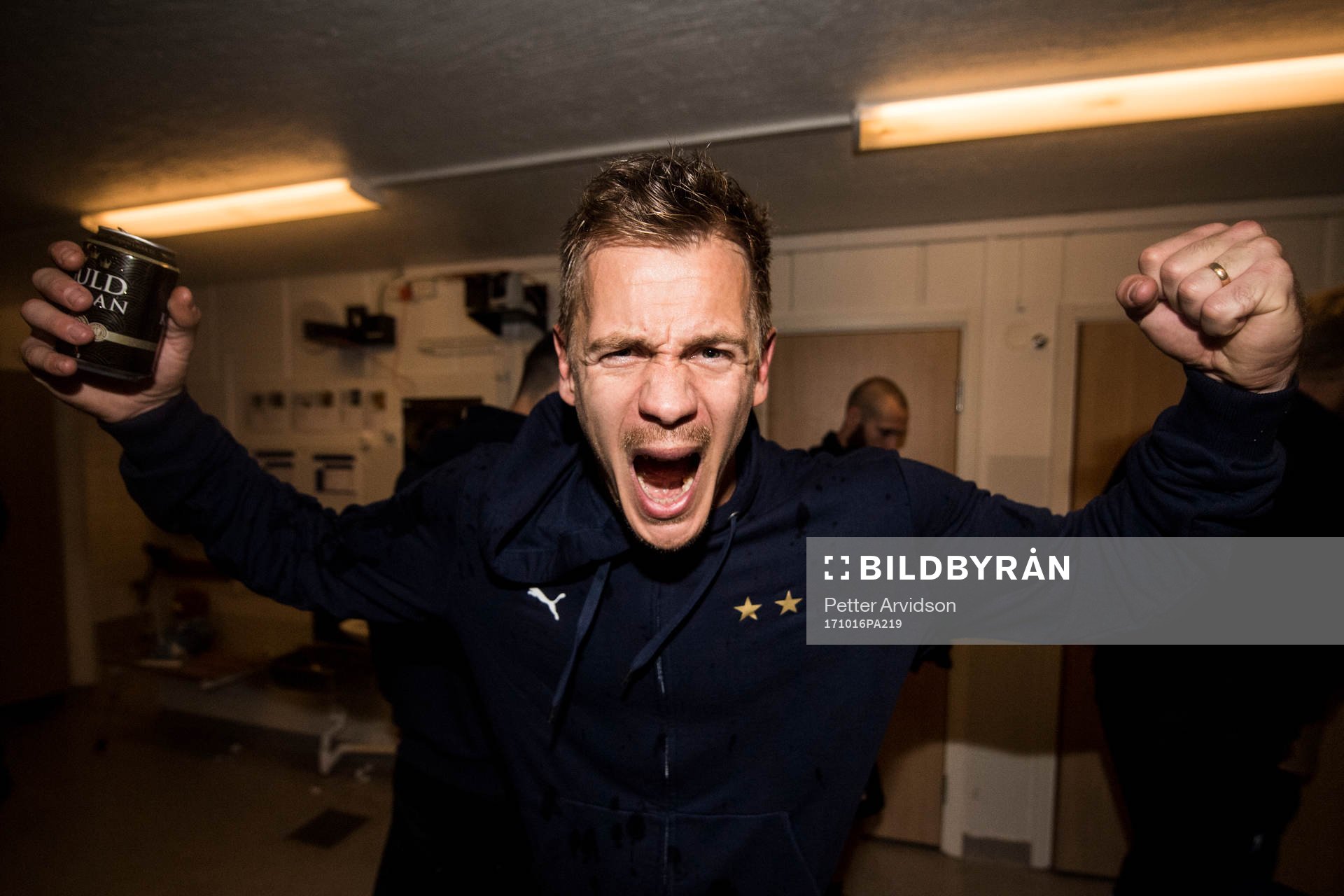 Malmö FFs målvakt Johan Dahlin jublar i omklädningsrummet