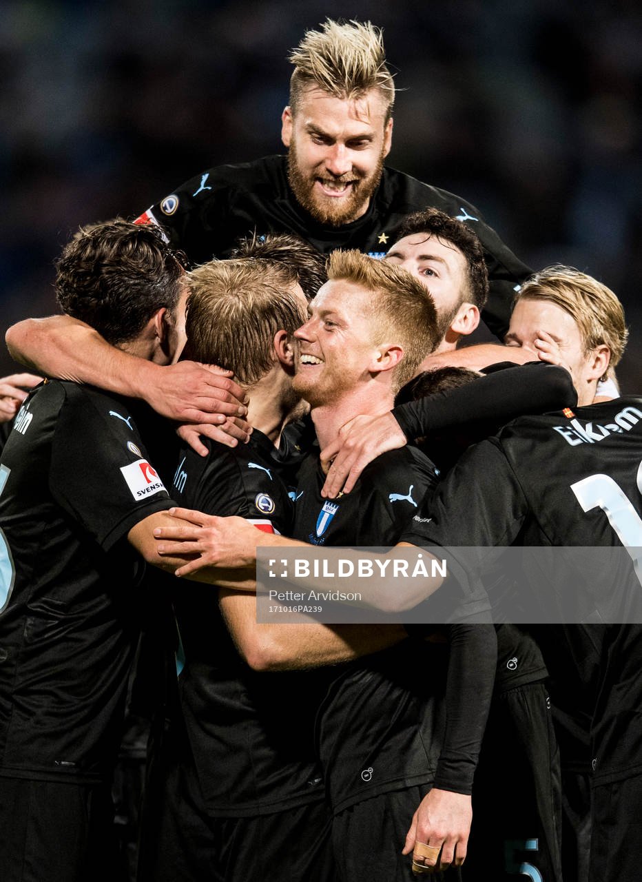 Malmö FFs spelare med Rasmus Bengtsson hoppandes jublar