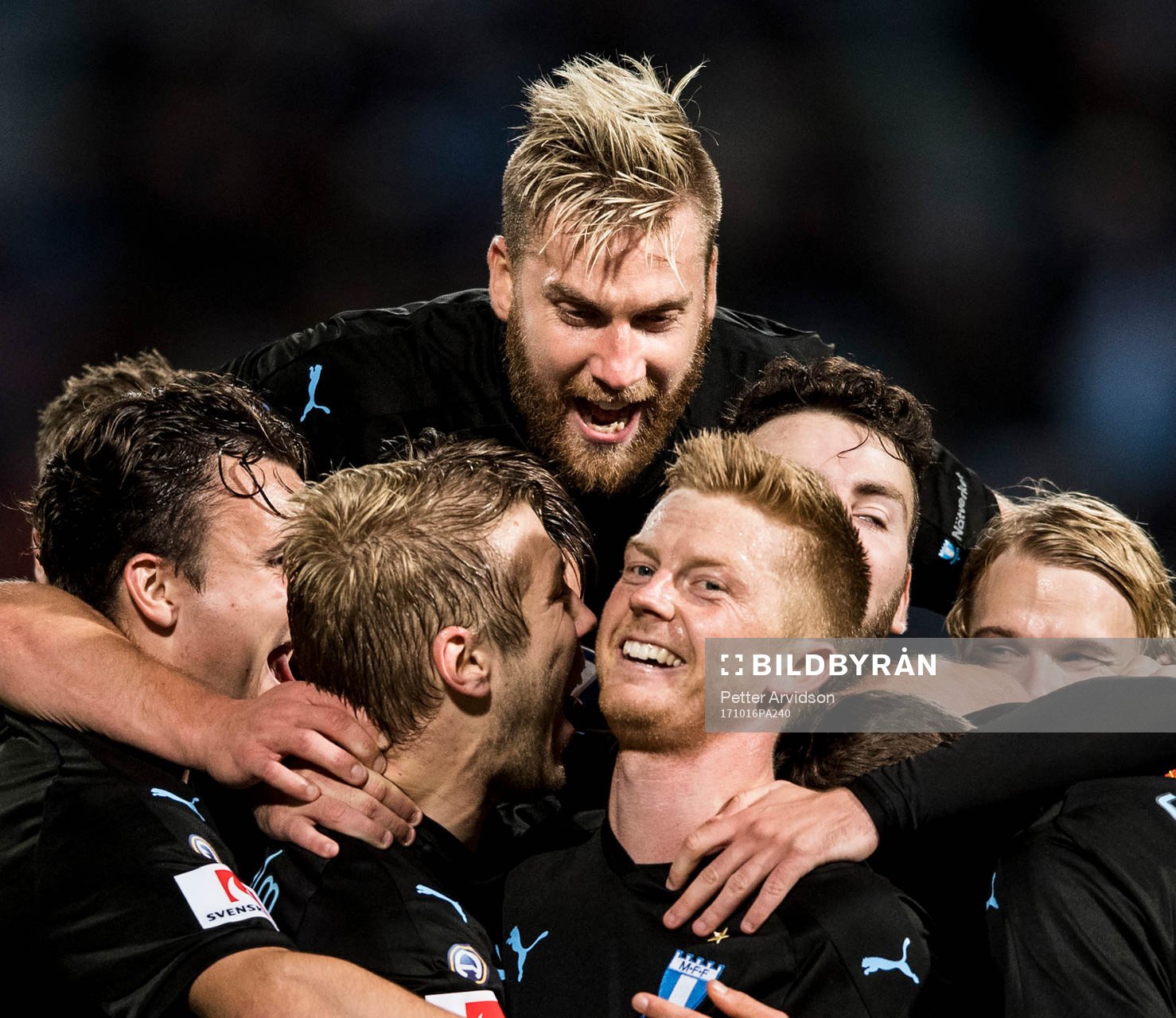 Malmö FFs spelare med Rasmus Bengtsson hoppandes jublar