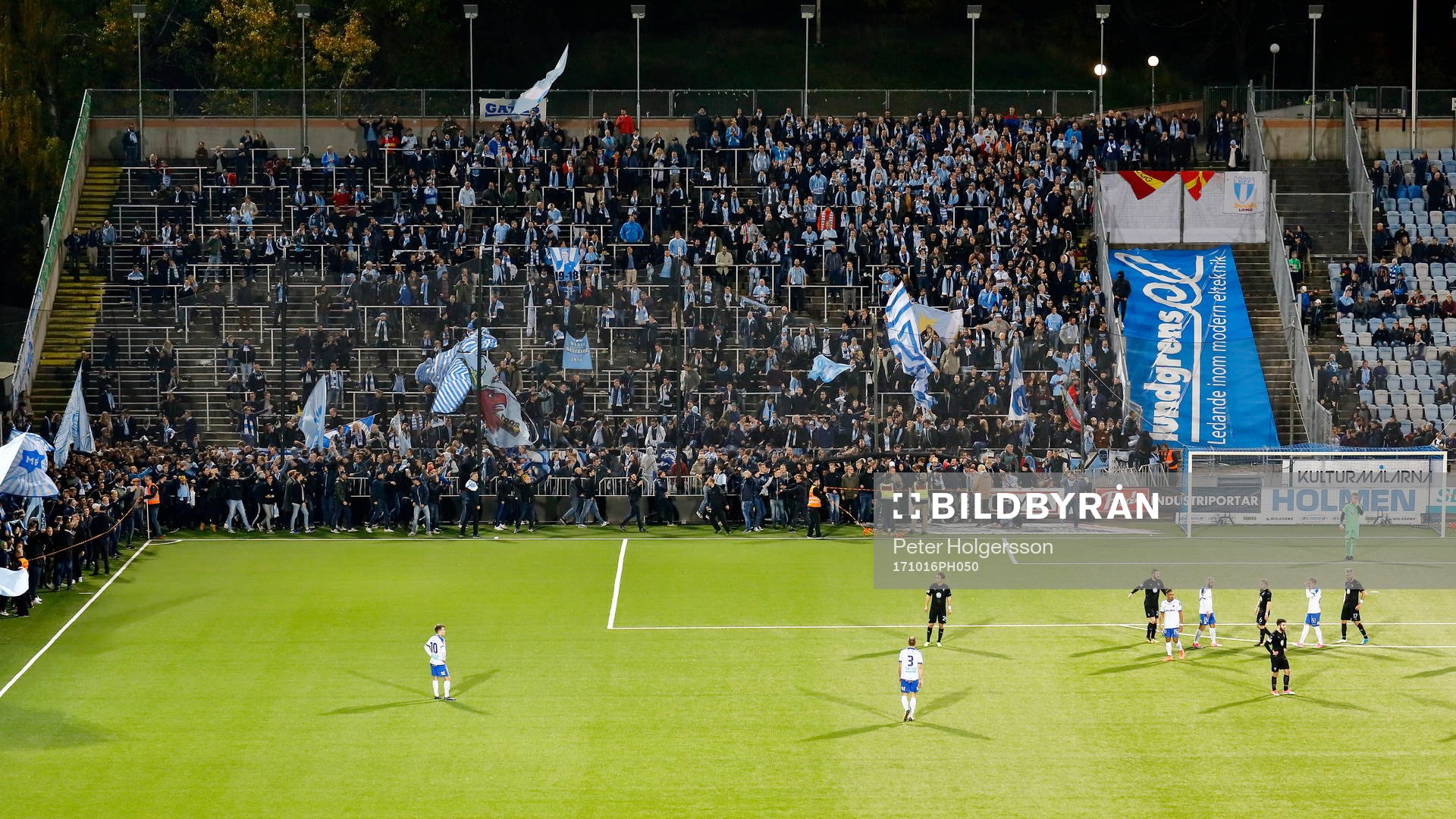 Malmö FFs suppers har klättrat in till planens kant under fotbollsmatchen i Allsvenskan mellan Norrköping och Malmö FF den 16 oktober 2017 i Norrköping.