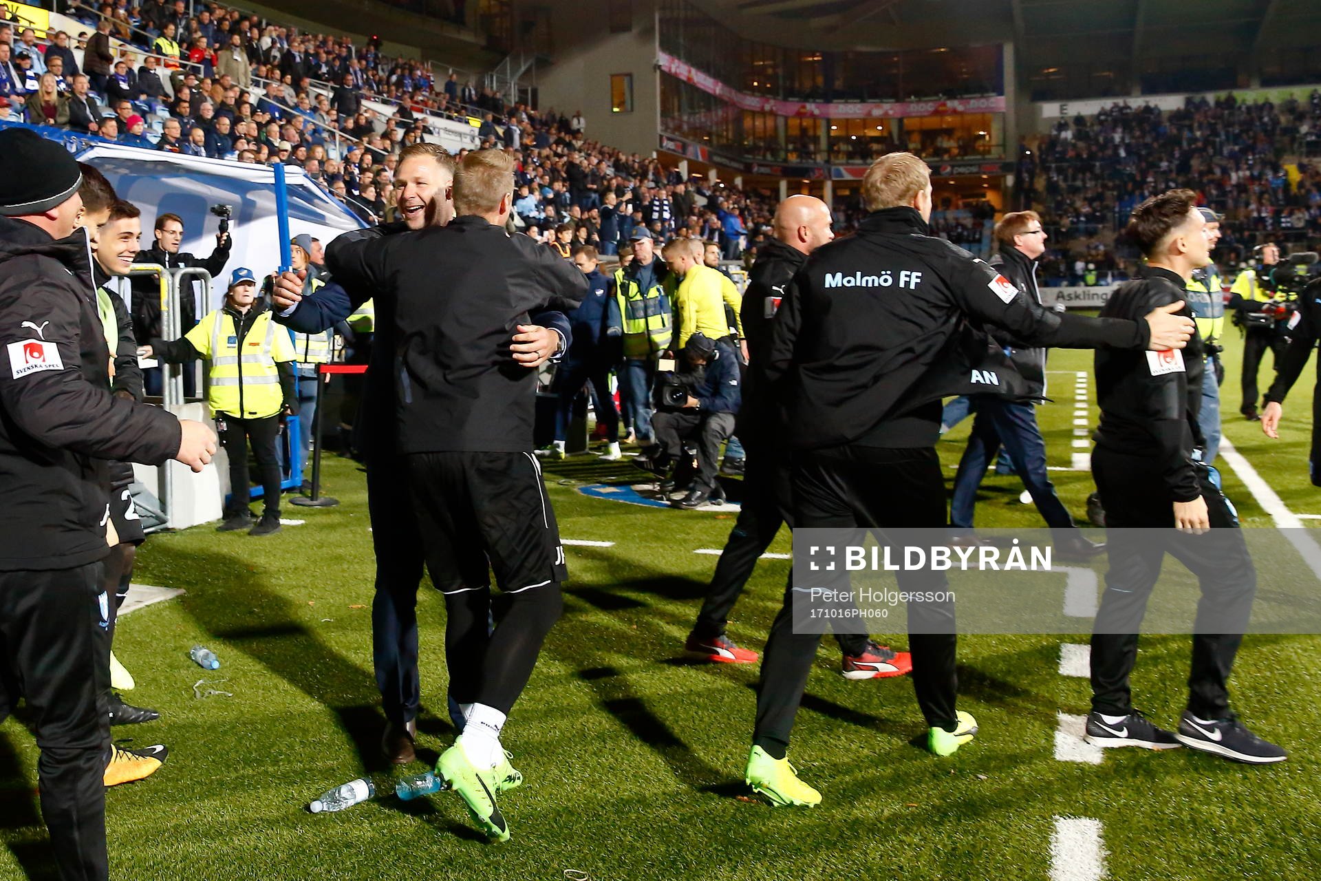 Malmös FFs tränare Magnus Pehrsson jublar under fotbollsmatchen i Allsvenskan mellan Norrköping och Malmö FF den 16 oktober 2017 i Norrköping.