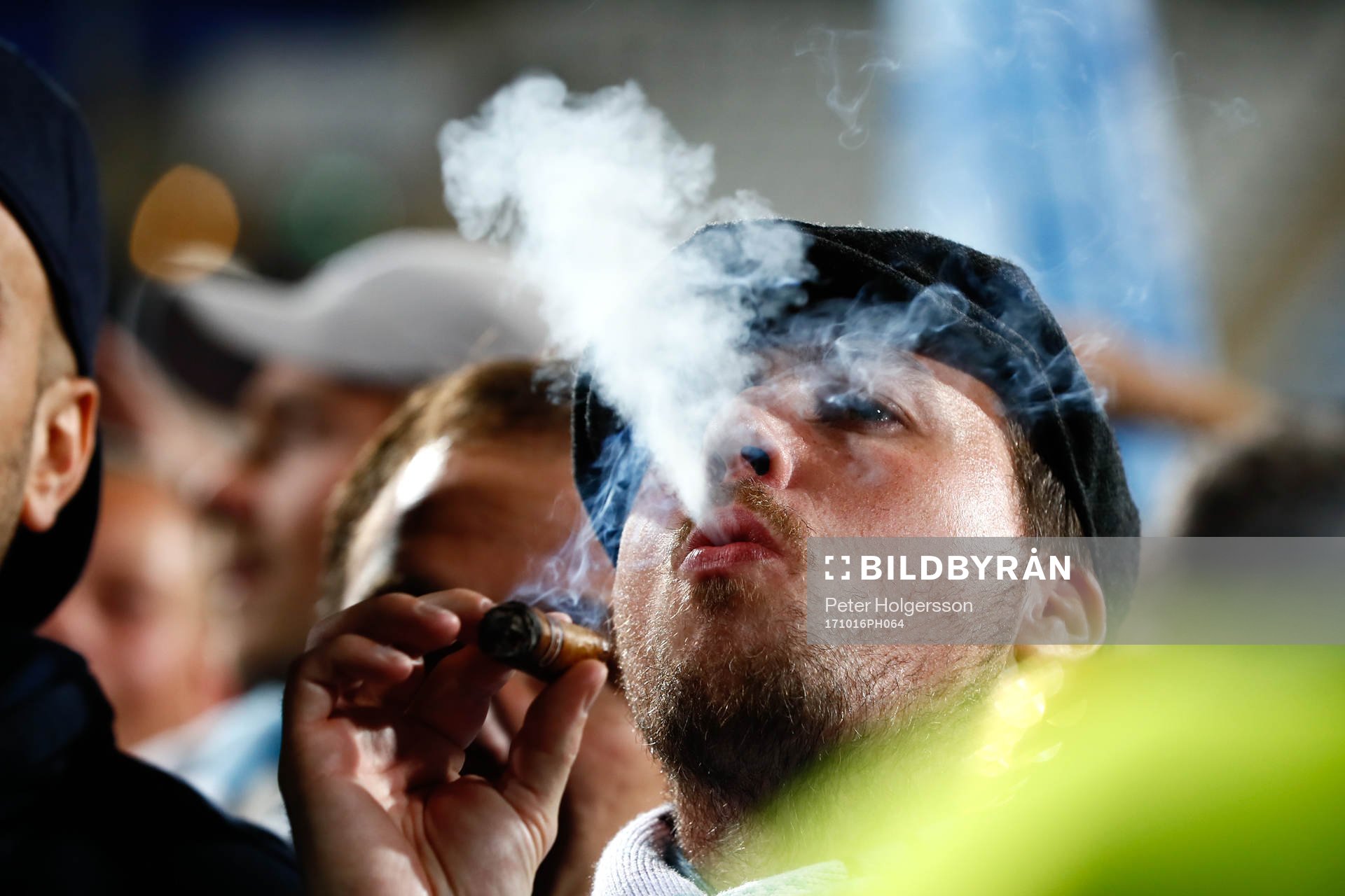 En malmösupporter röker cigarr