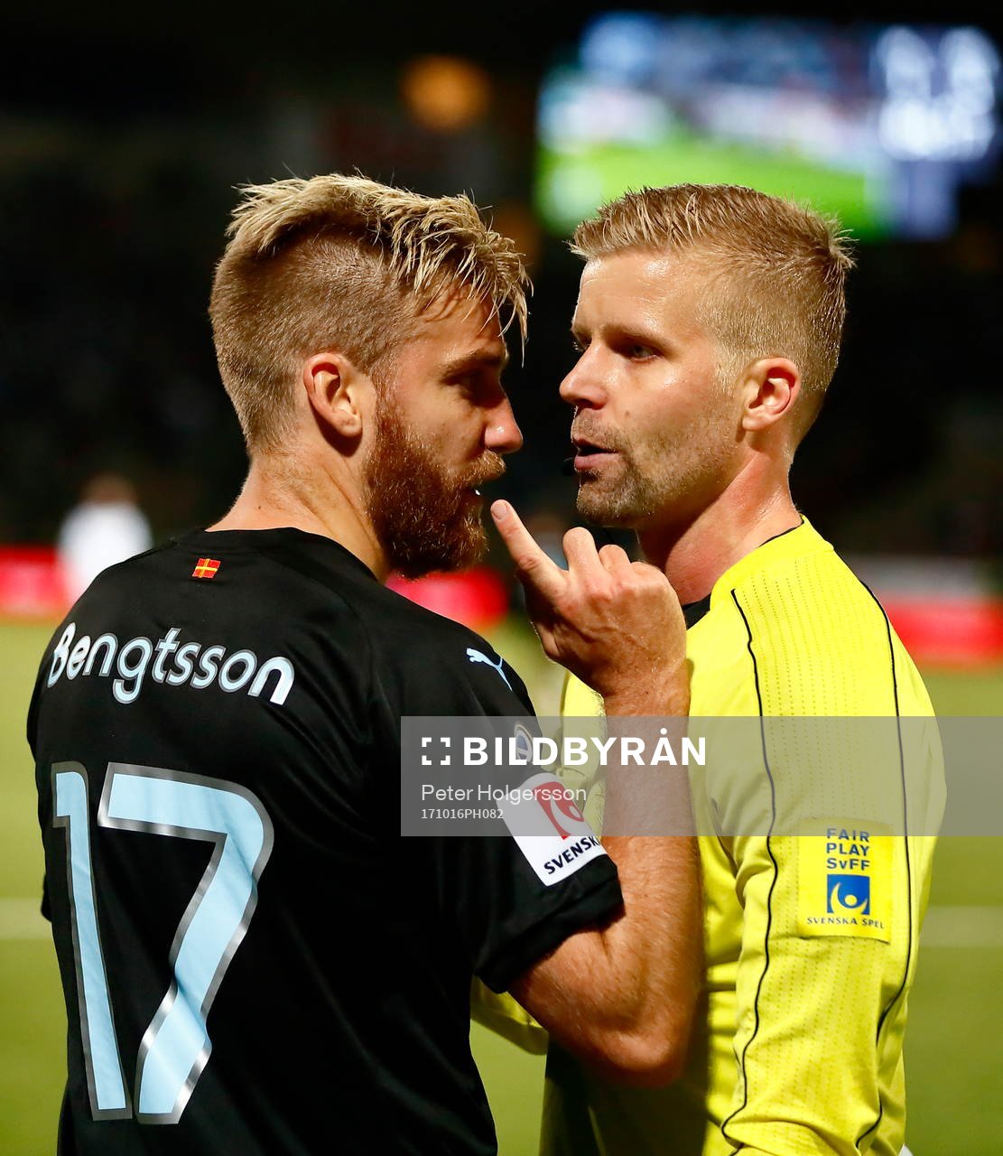 Norrköpings Kalle Holmberg reagerar på domare Glenn Nyberg