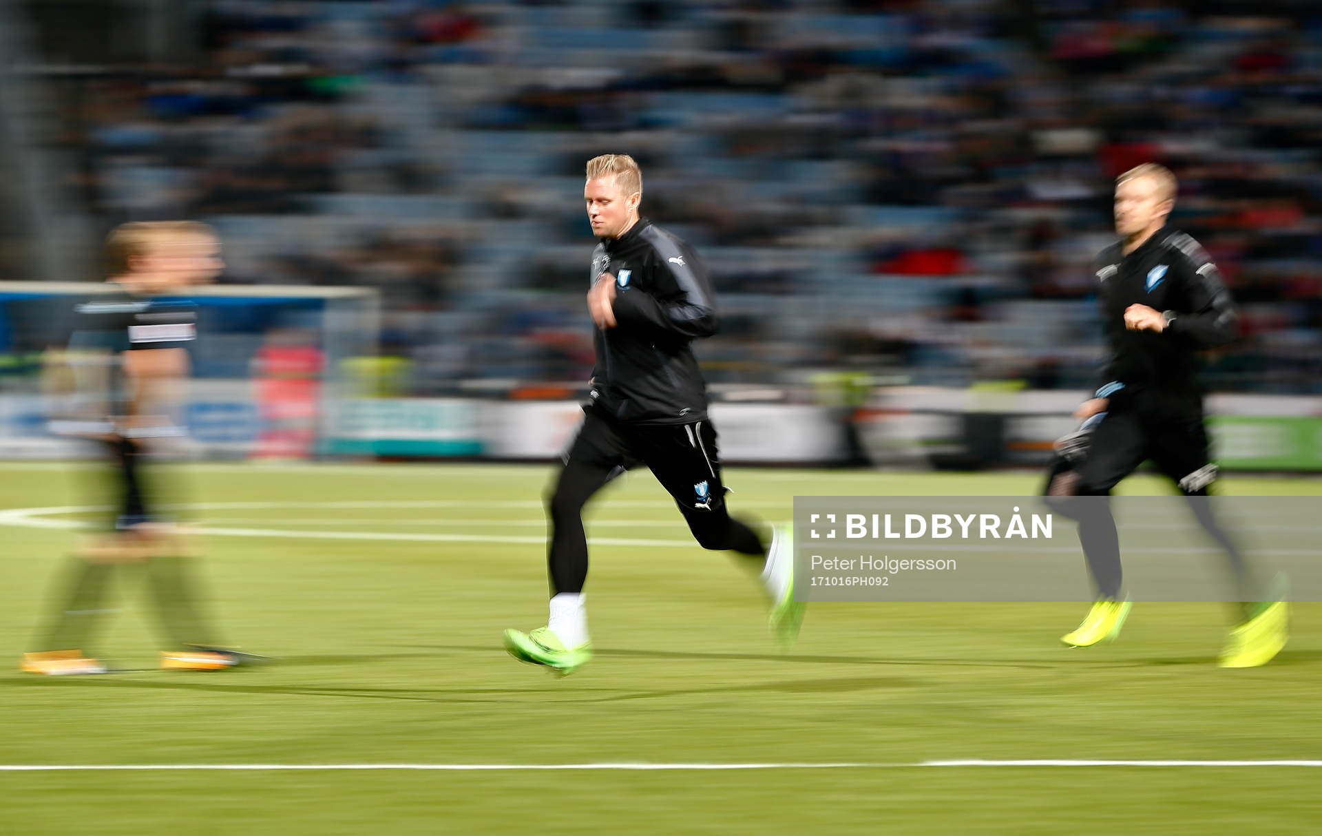 Malmö FFs sjukvårdre springer till skadade Behrang Safari