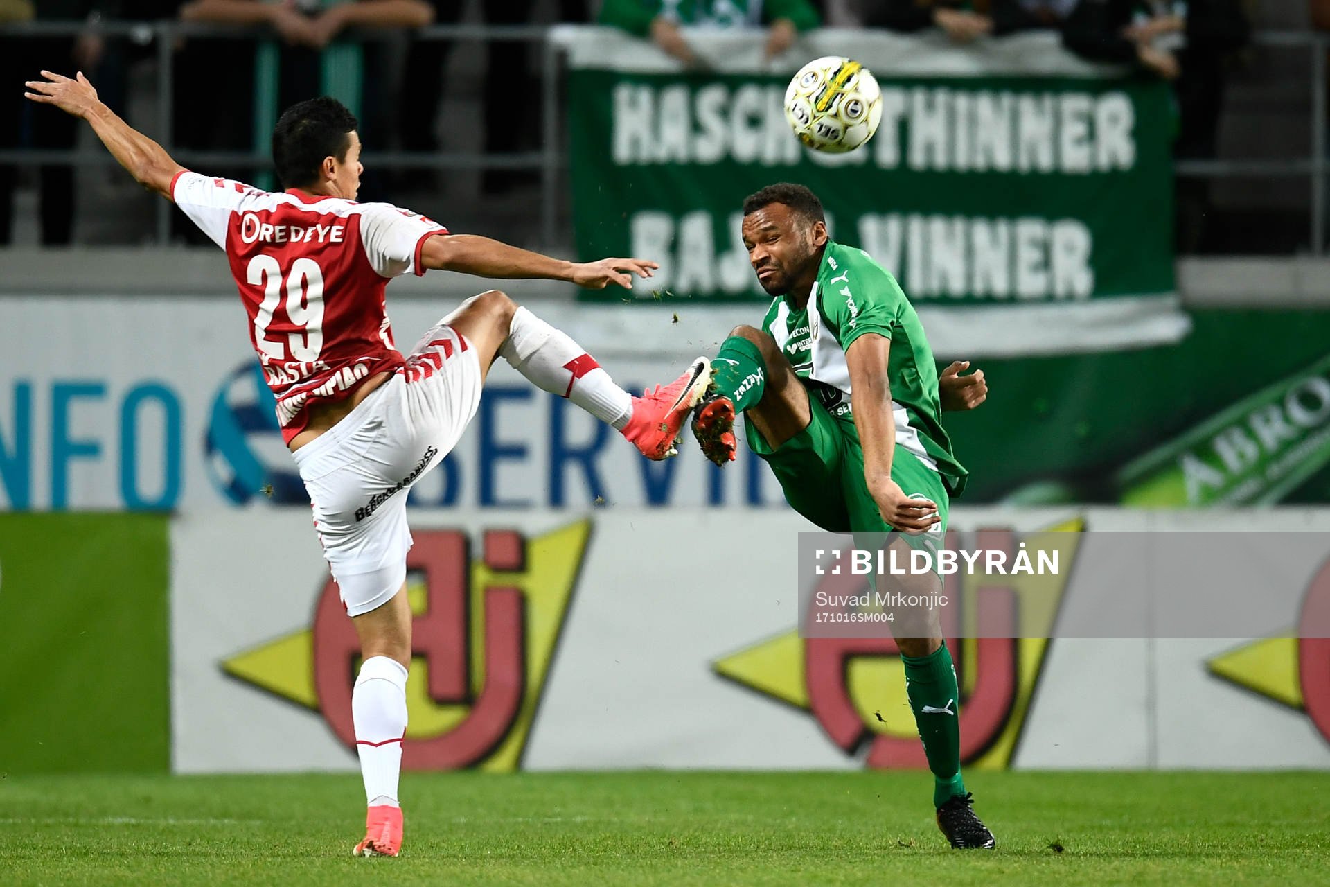 Kalmars Romário Pereira Sipião i närkamp med Hammarbys Serge-Junior Martinsson Ngouali under fotbollsmatchen i Allsvenskan mellan Kalmar och Hammarby den 16 oktober 2017 i Kalmar.