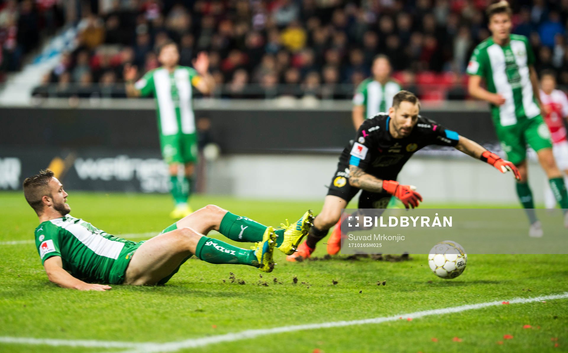 Hammarbys Mats Solheim gör självmål medan Hammarbys