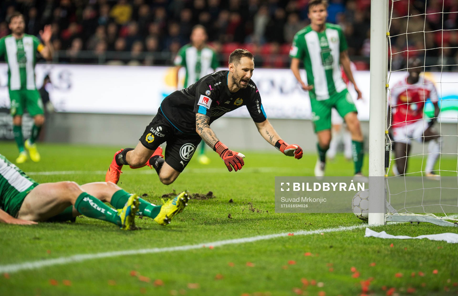 Hammarbys Mats Solheim gör självmål medan Hammarbys