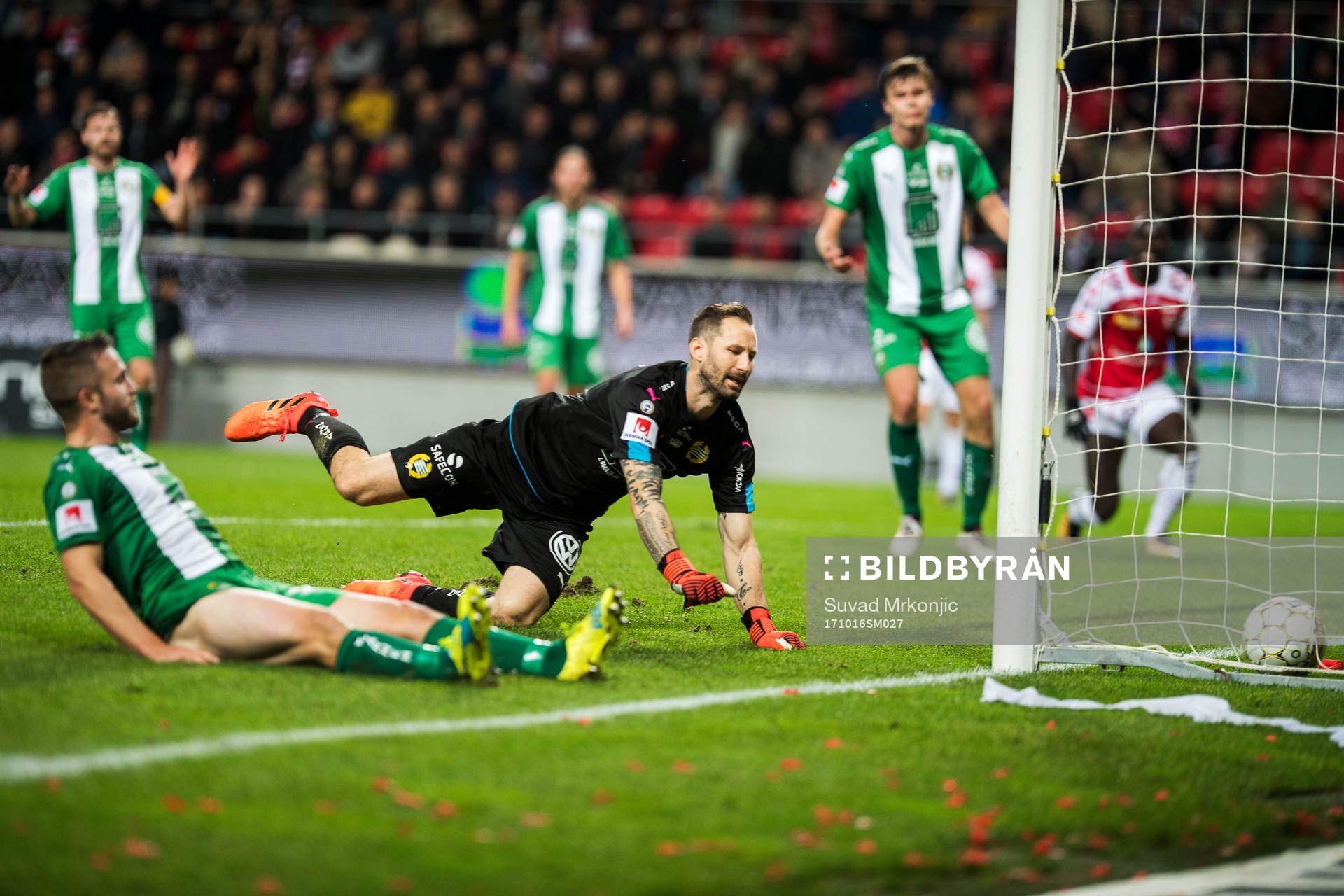 Hammarbys Mats Solheim gör självmål medan Hammarbys