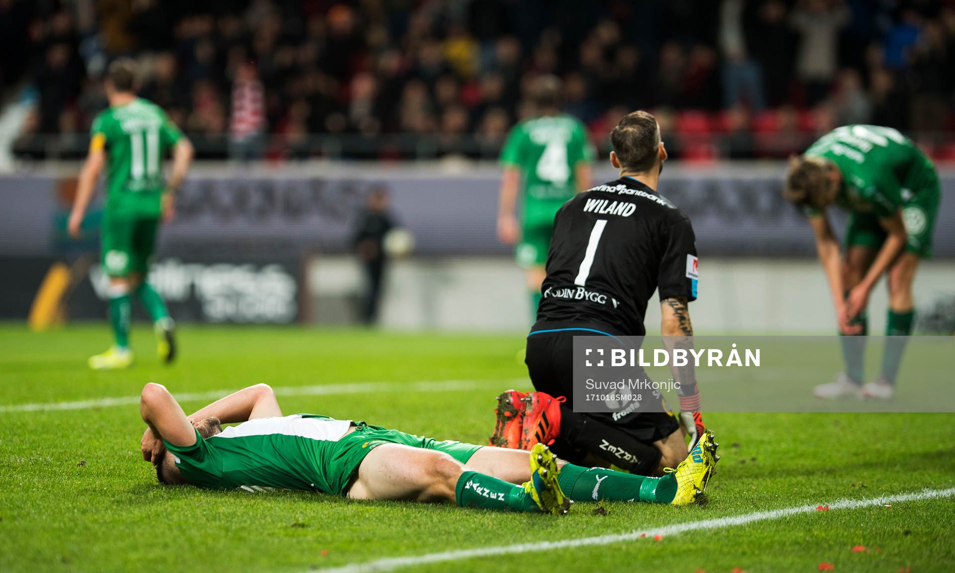 Hammarbys Mats Solheim och målvakt Johan Wiland deppar