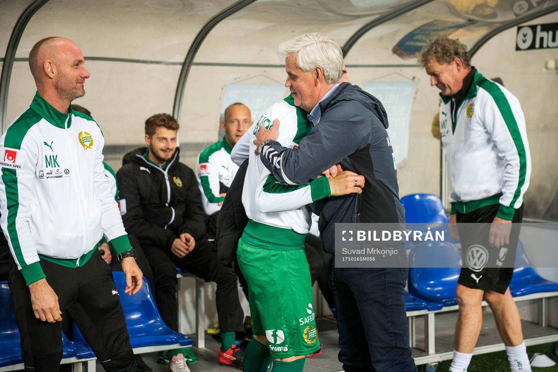 Kalmars tränare Nanne Bergstrand hälsar på Hammarbys