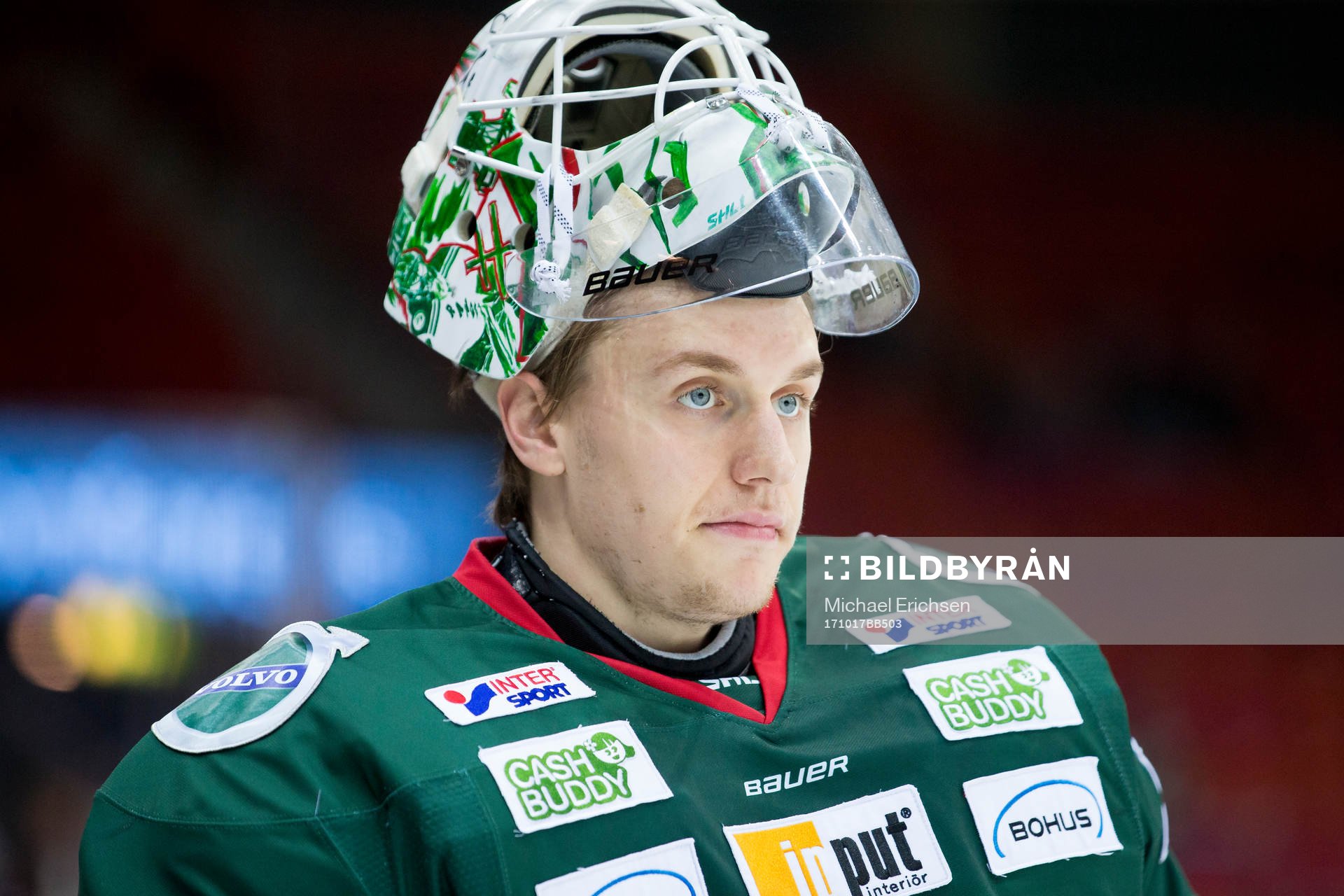 Frölundas målvakt Johan Mattsson på isvärmningen innan