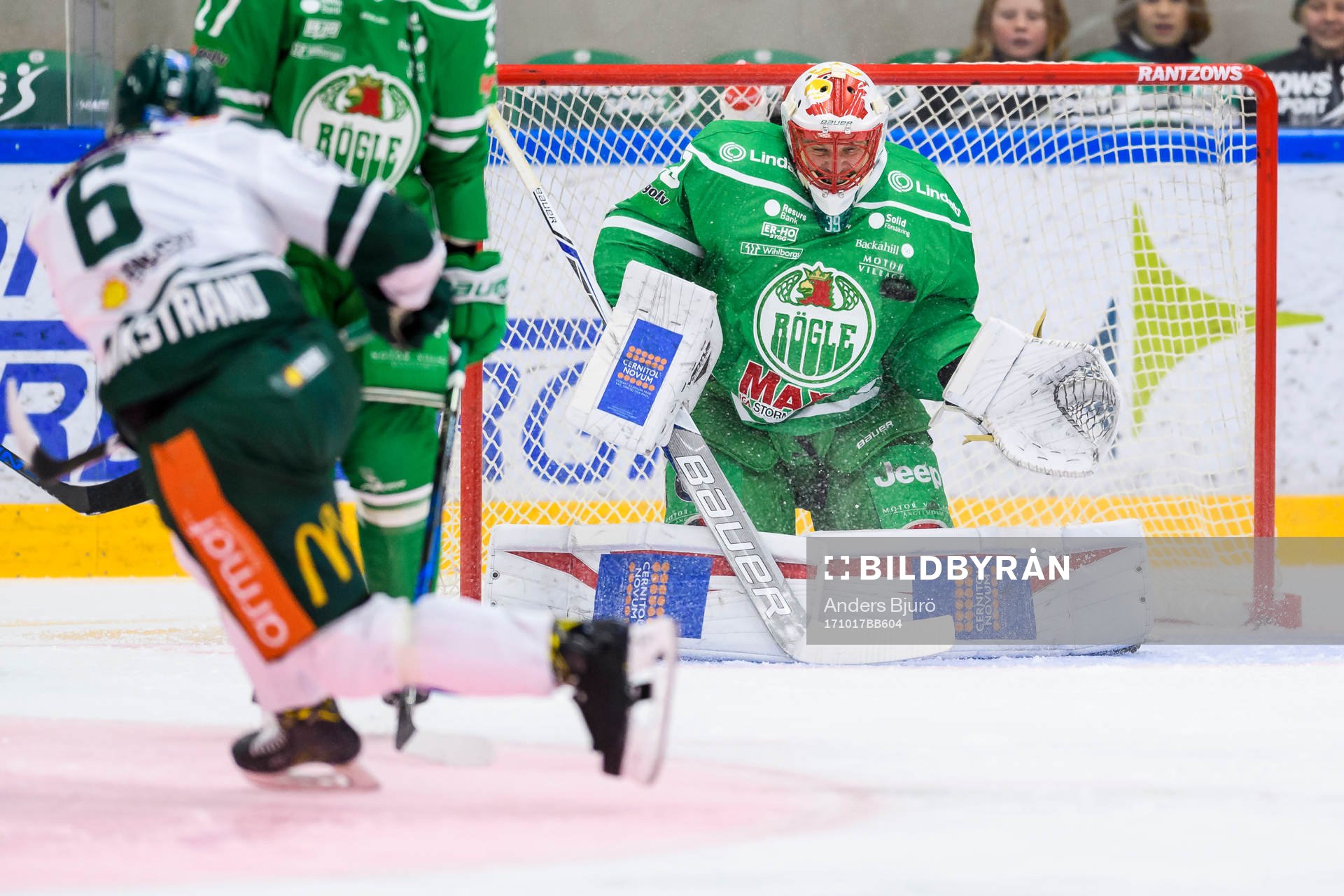 Rögles målvakt Justin Pogge med en räddning