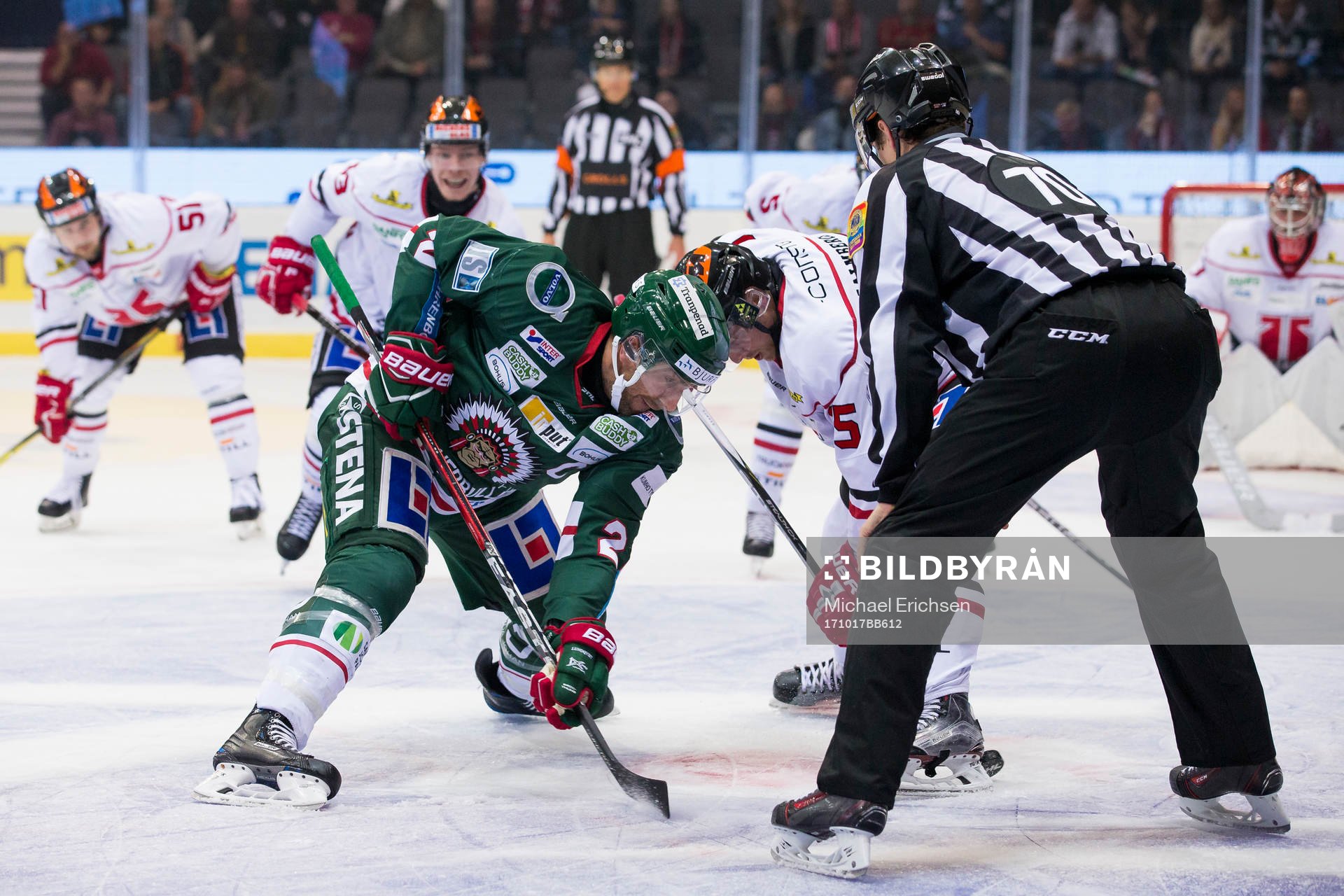 Frölundas Joel Lundqvist tekar mot Örebros Kalle Olsson