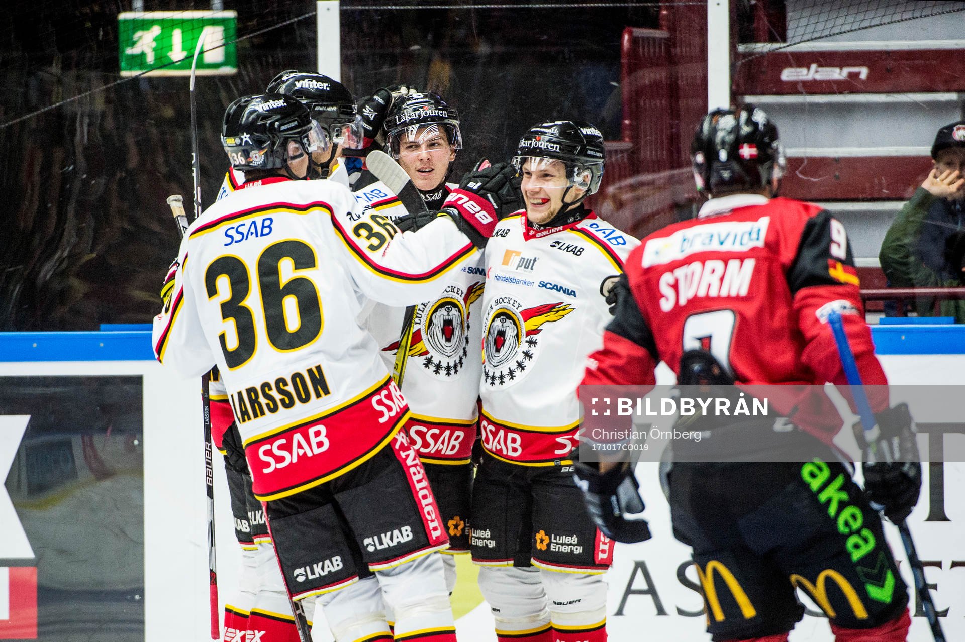 Luleås Isac Lundeström jublar med lagkamraterna