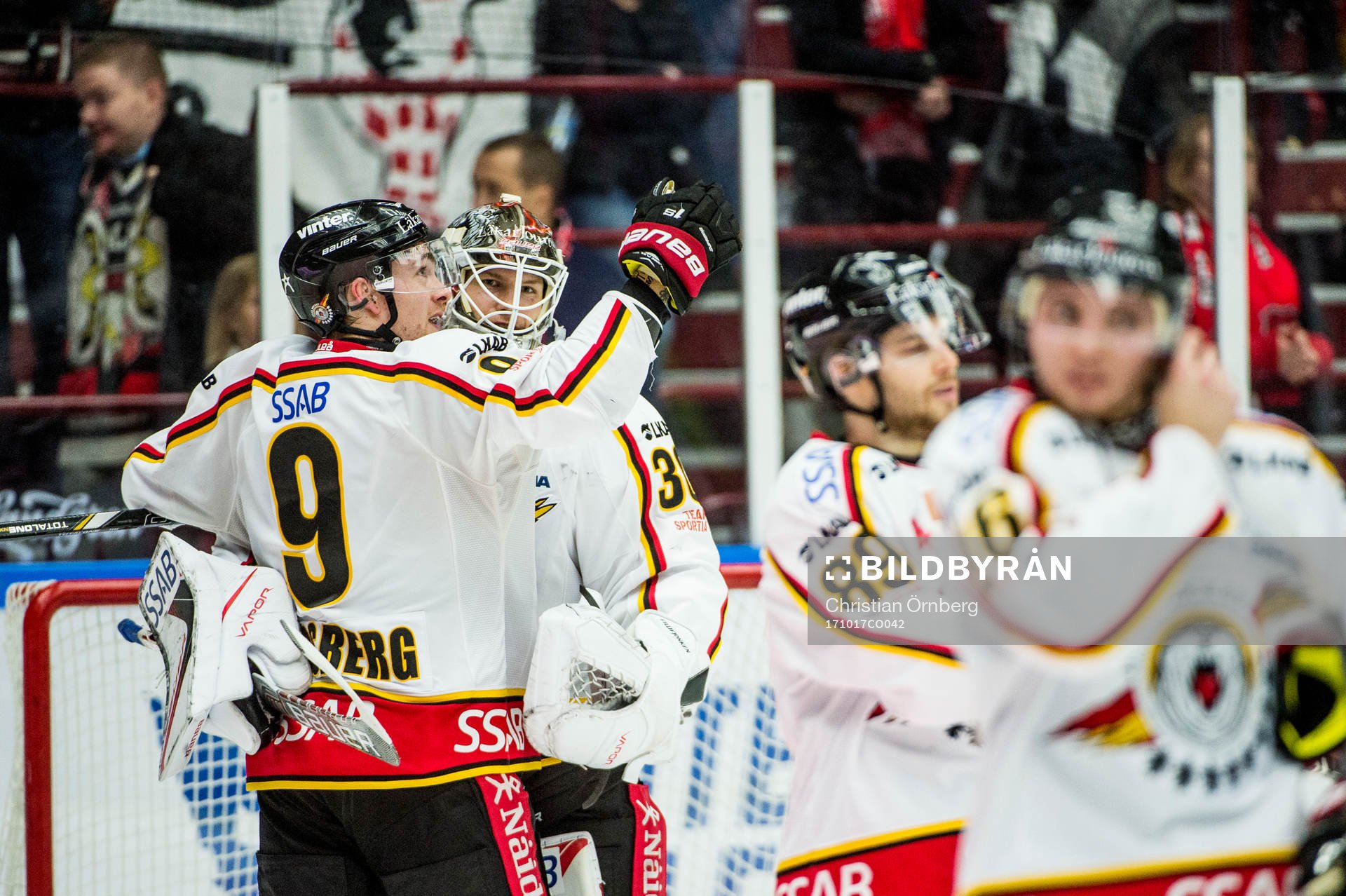 Luleås Johan Forsberg jublar med målvakt Filip Gustavsson